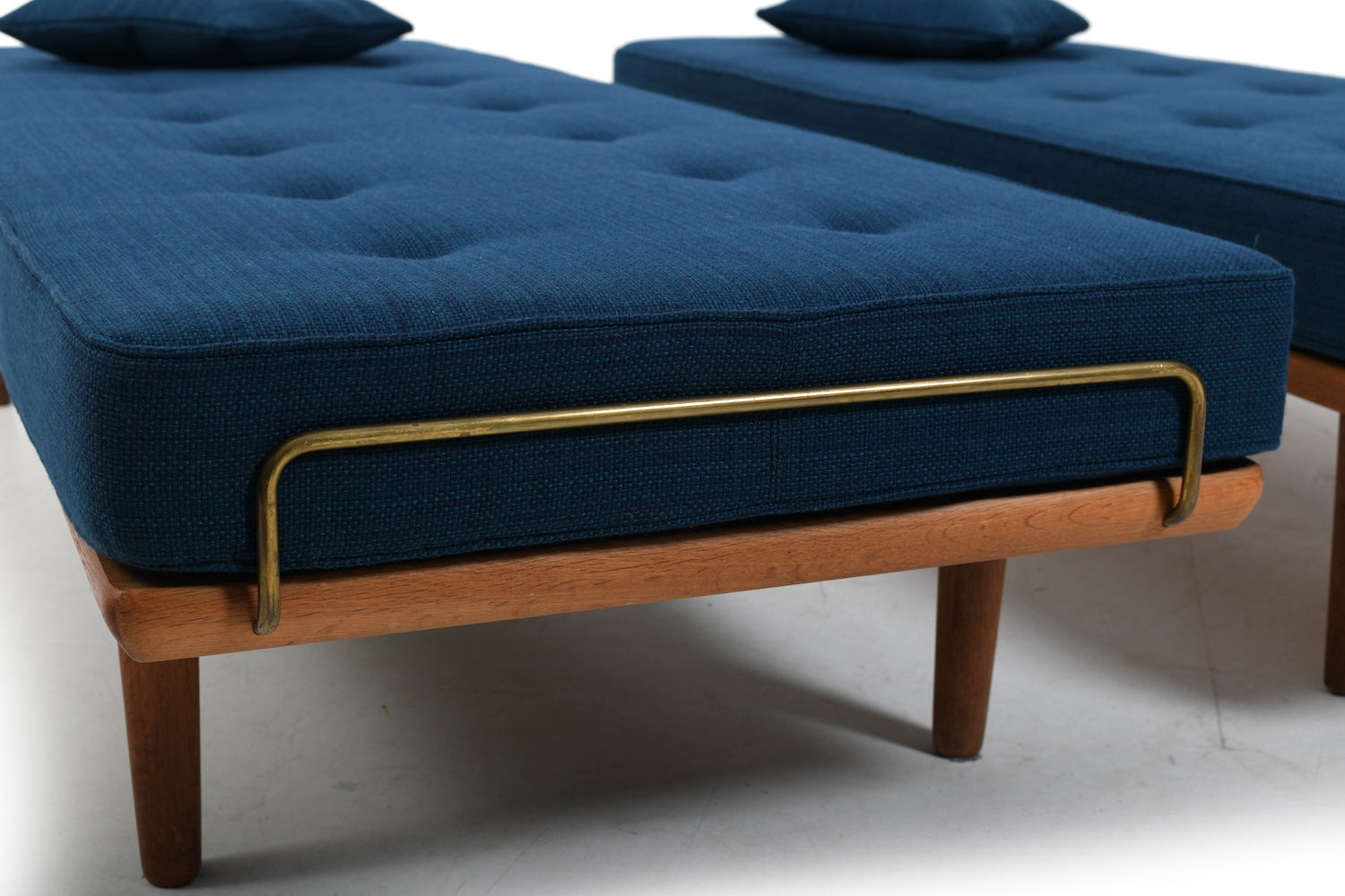 New_Upholstered_Pair_of_GE-19_Hans_Wegner_Daybeds