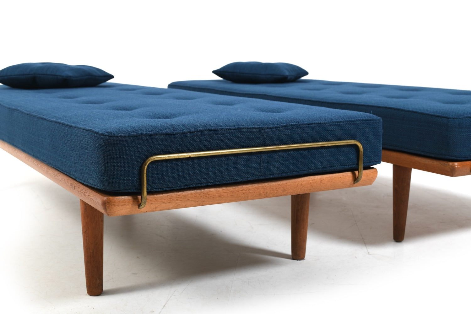 New_Upholstered_Pair_of_GE-19_Hans_Wegner_Daybeds