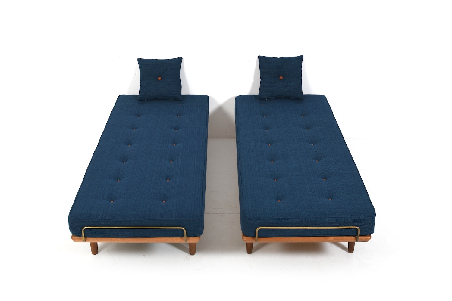 New_Upholstered_Pair_of_GE-19_Hans_Wegner_Daybeds