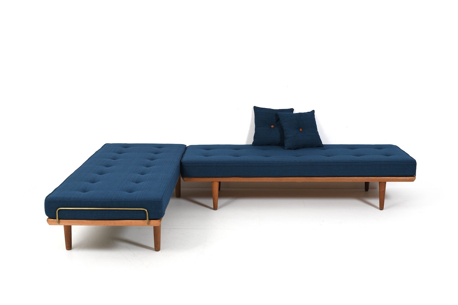 New_Upholstered_Pair_of_GE-19_Hans_Wegner_Daybeds