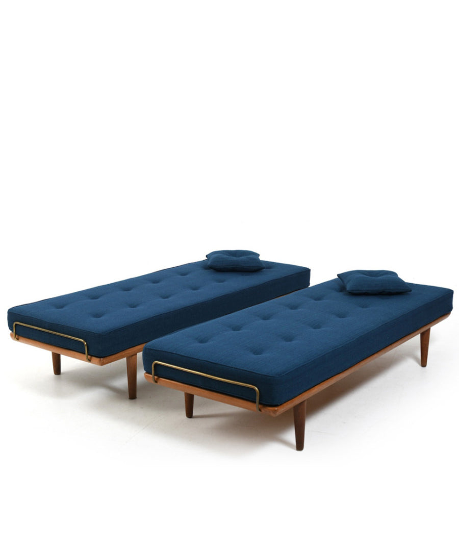 New_Upholstered_Pair_of_GE-19_Hans_Wegner_Daybeds