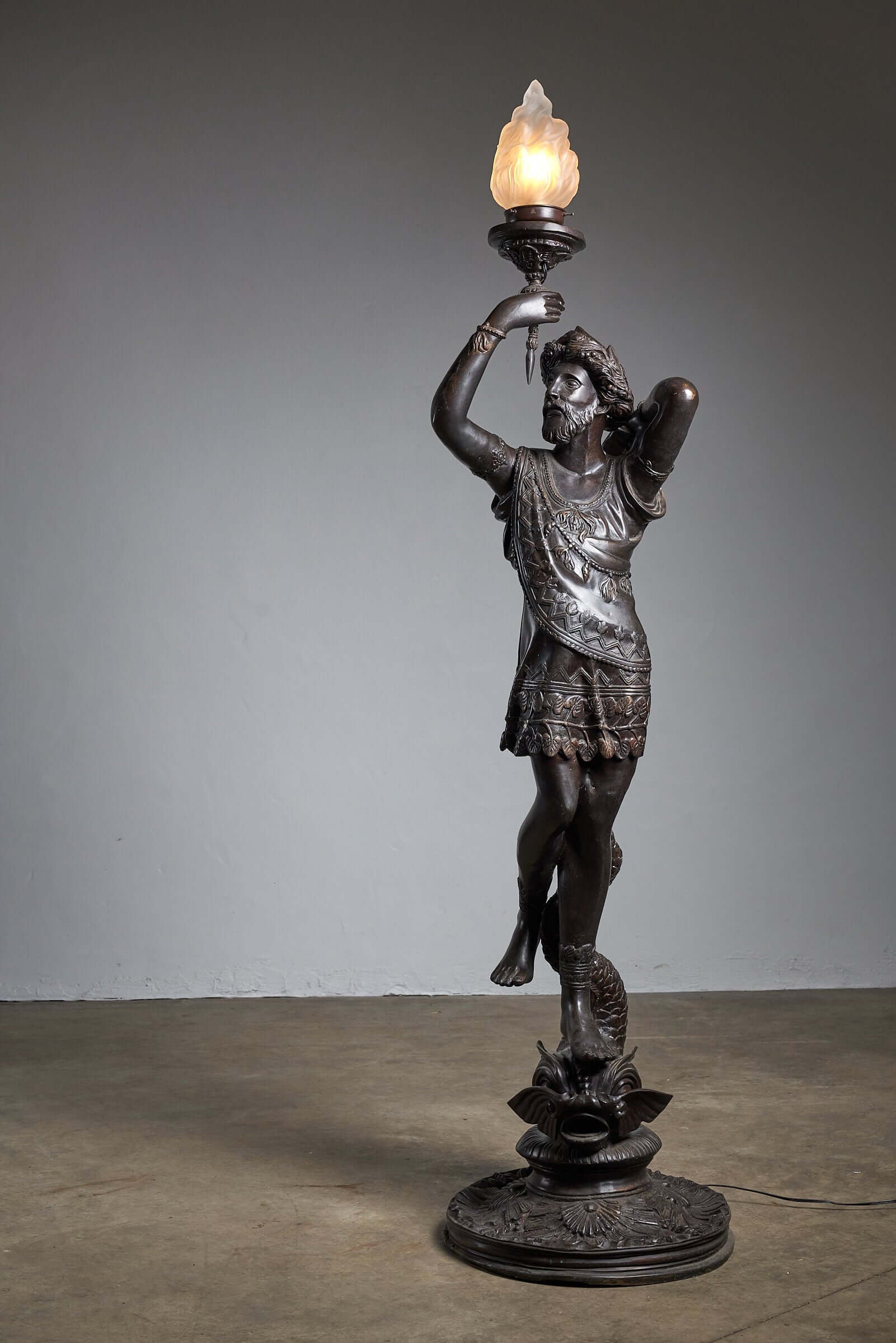 Set_of_2_Torchere_Figures_Floor_Lamps,_Bronze,_Early_20th_Century,_Italy