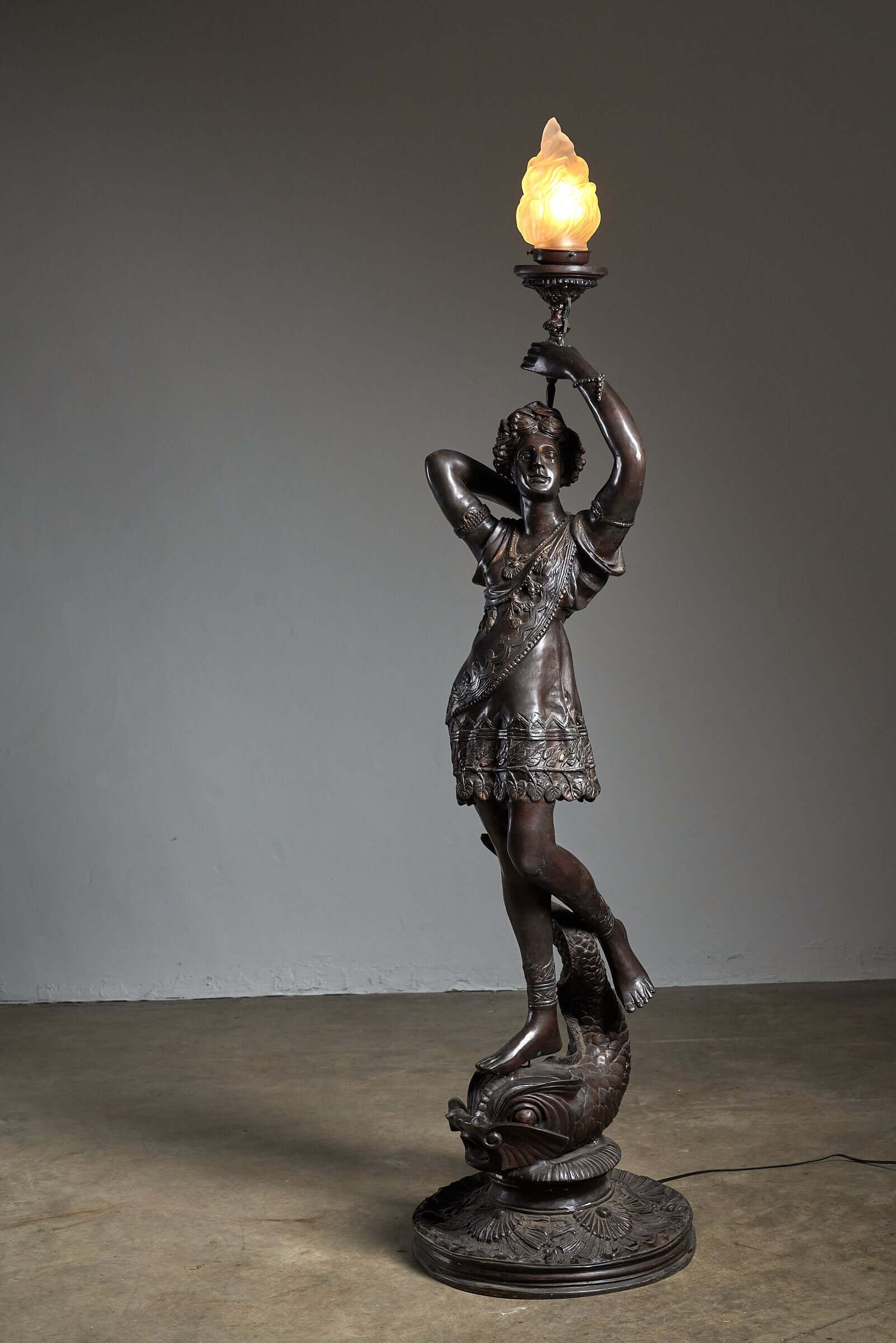 Set_of_2_Torchere_Figures_Floor_Lamps,_Bronze,_Early_20th_Century,_Italy