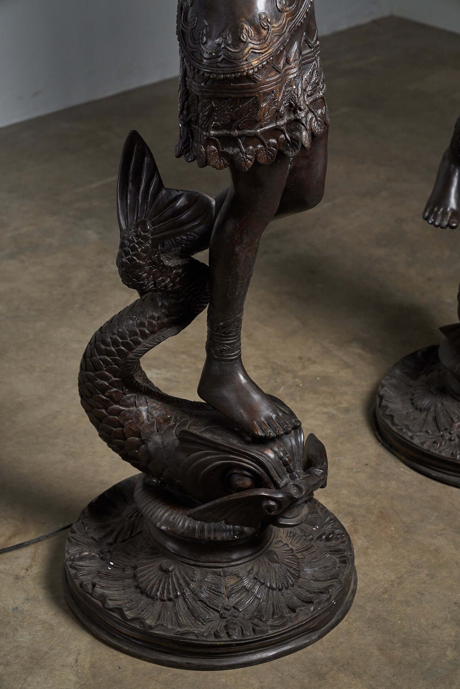 Set_of_2_Torchere_Figures_Floor_Lamps,_Bronze,_Early_20th_Century,_Italy