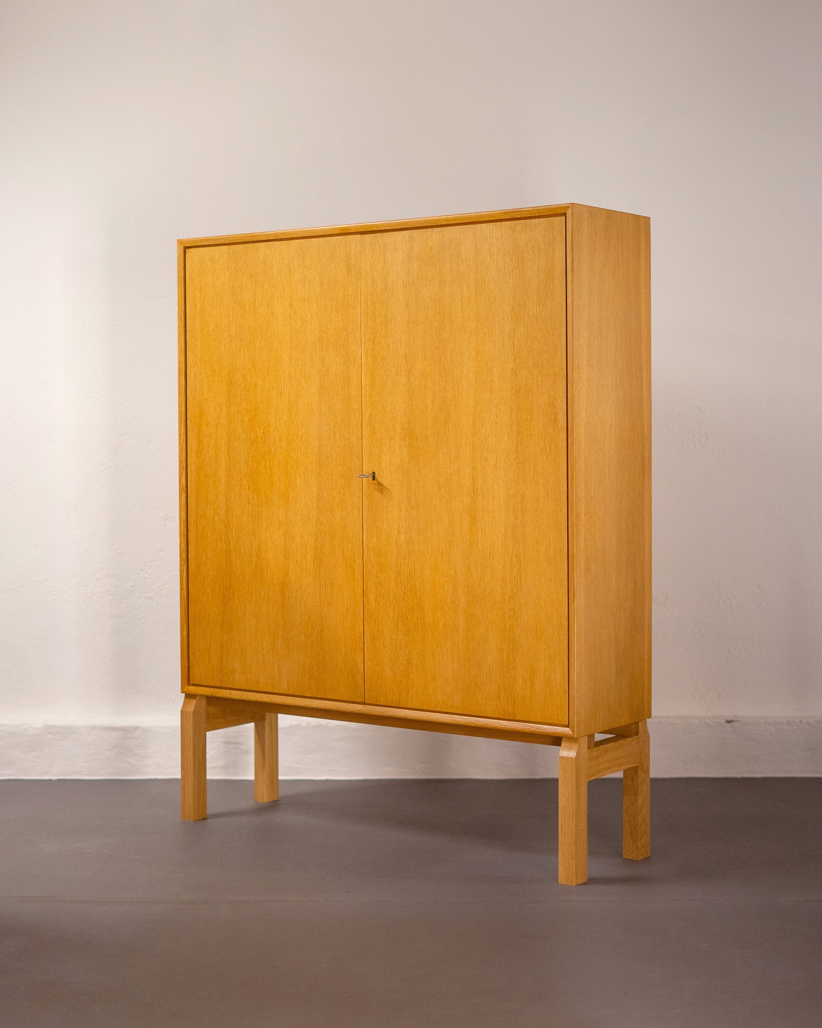 Oak_Cupboard_by_Marian_Grabińsky_for_Ikea,_Sweden_from_1960