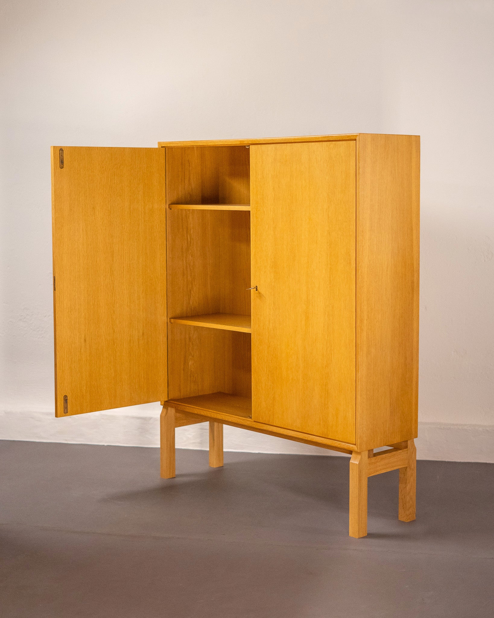Oak_Cupboard_by_Marian_Grabińsky_for_Ikea,_Sweden_from_1960