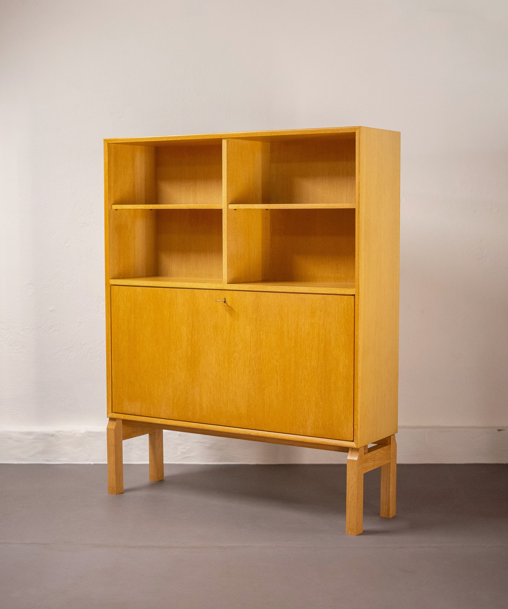 Oak_Highboard_or_Bookcase_by_Marian_Grabińsky_for_Ikea,_Sweden,_1960