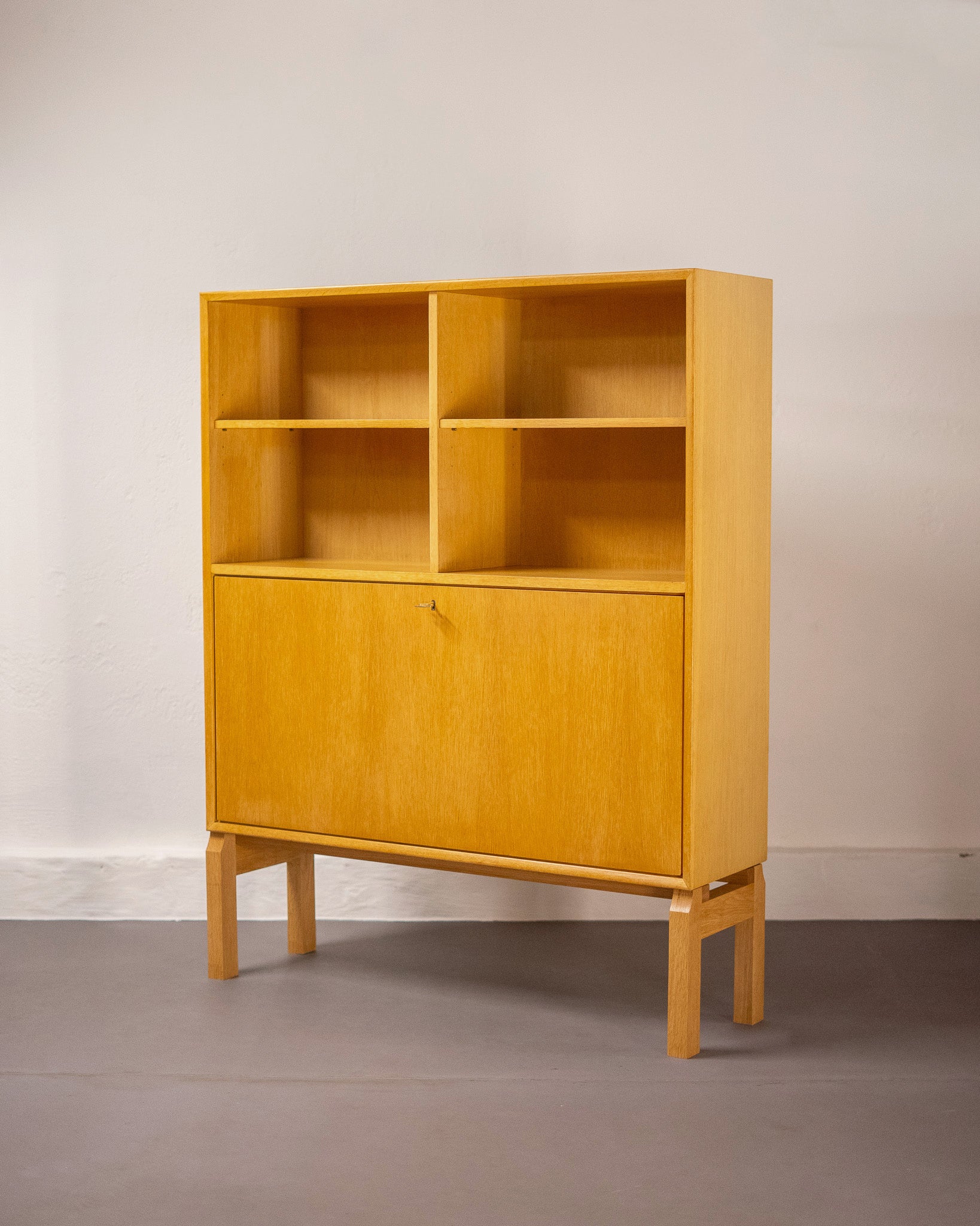 Oak_Highboard_or_Bookcase_by_Marian_Grabińsky_for_Ikea,_Sweden,_1960