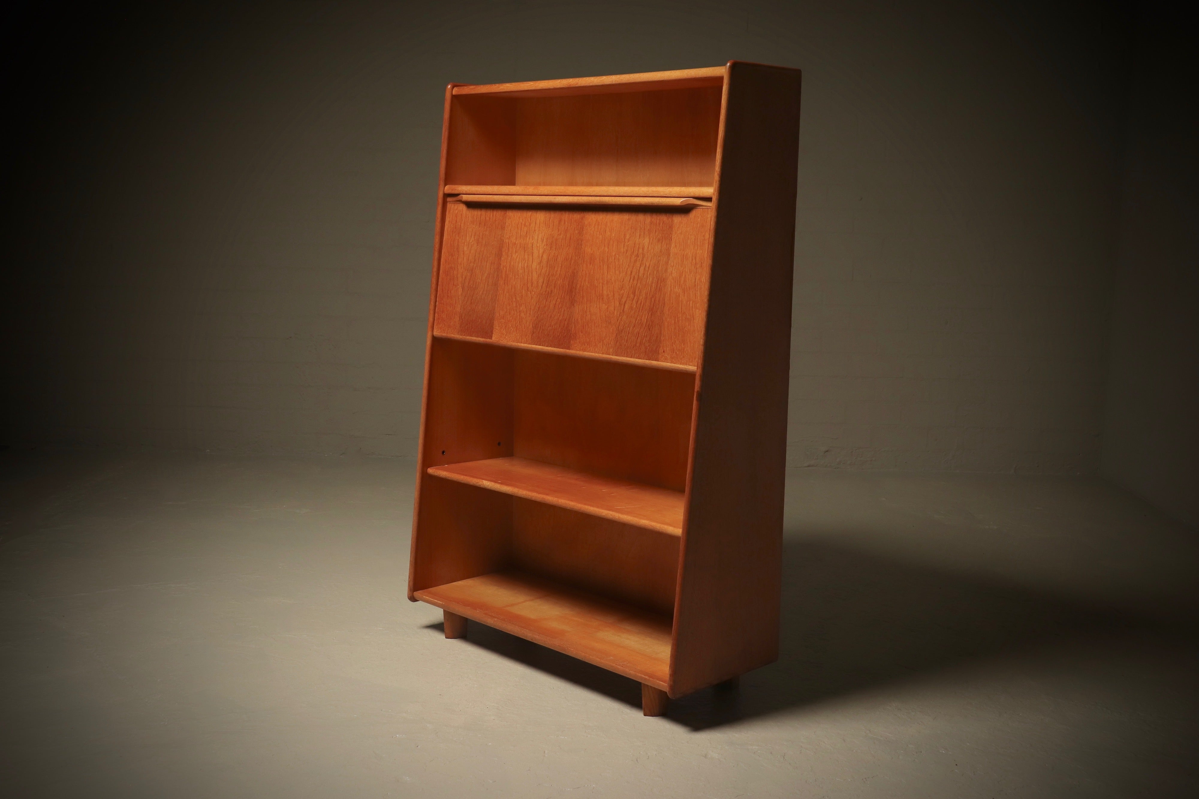 Model_BE04_Oak_Secretary_by_Cees_Braakman_for_Pastoe,_1950s,_Netherlands