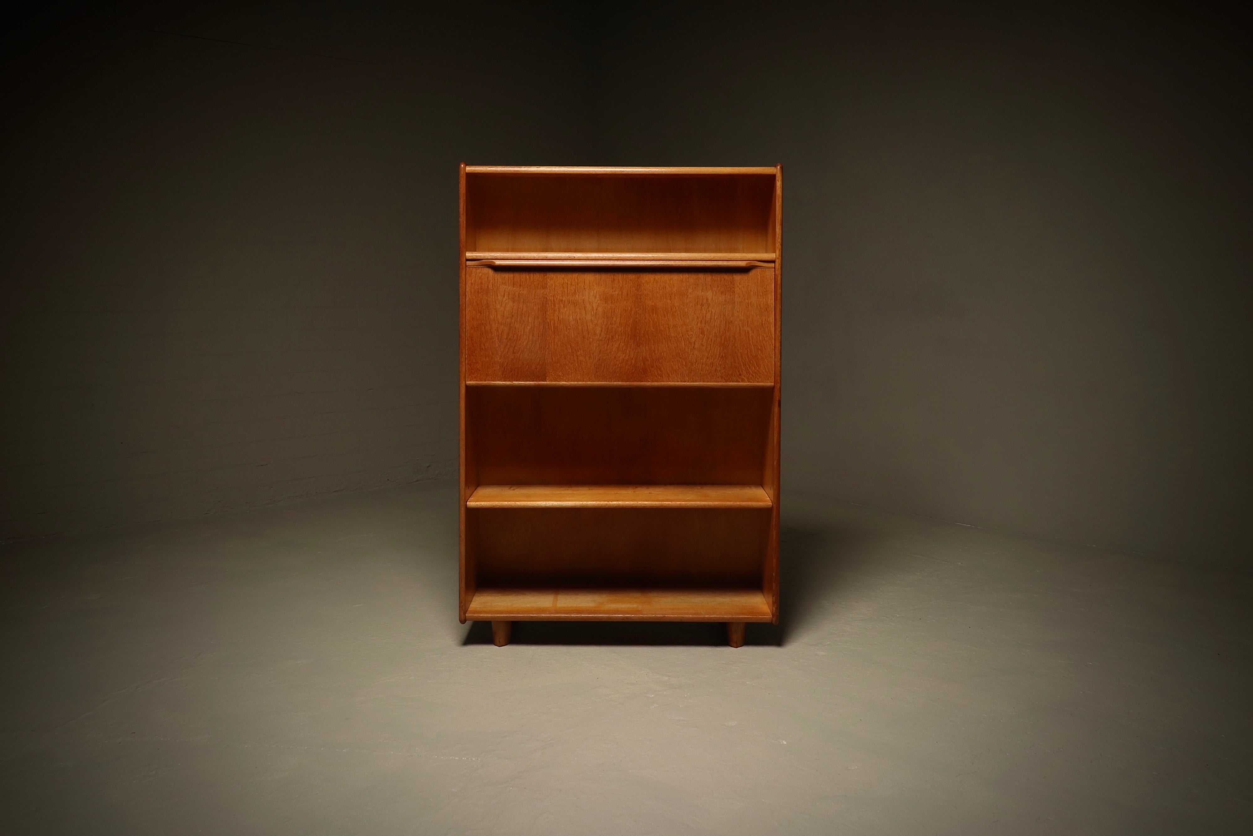 Model_BE04_Oak_Secretary_by_Cees_Braakman_for_Pastoe,_1950s,_Netherlands