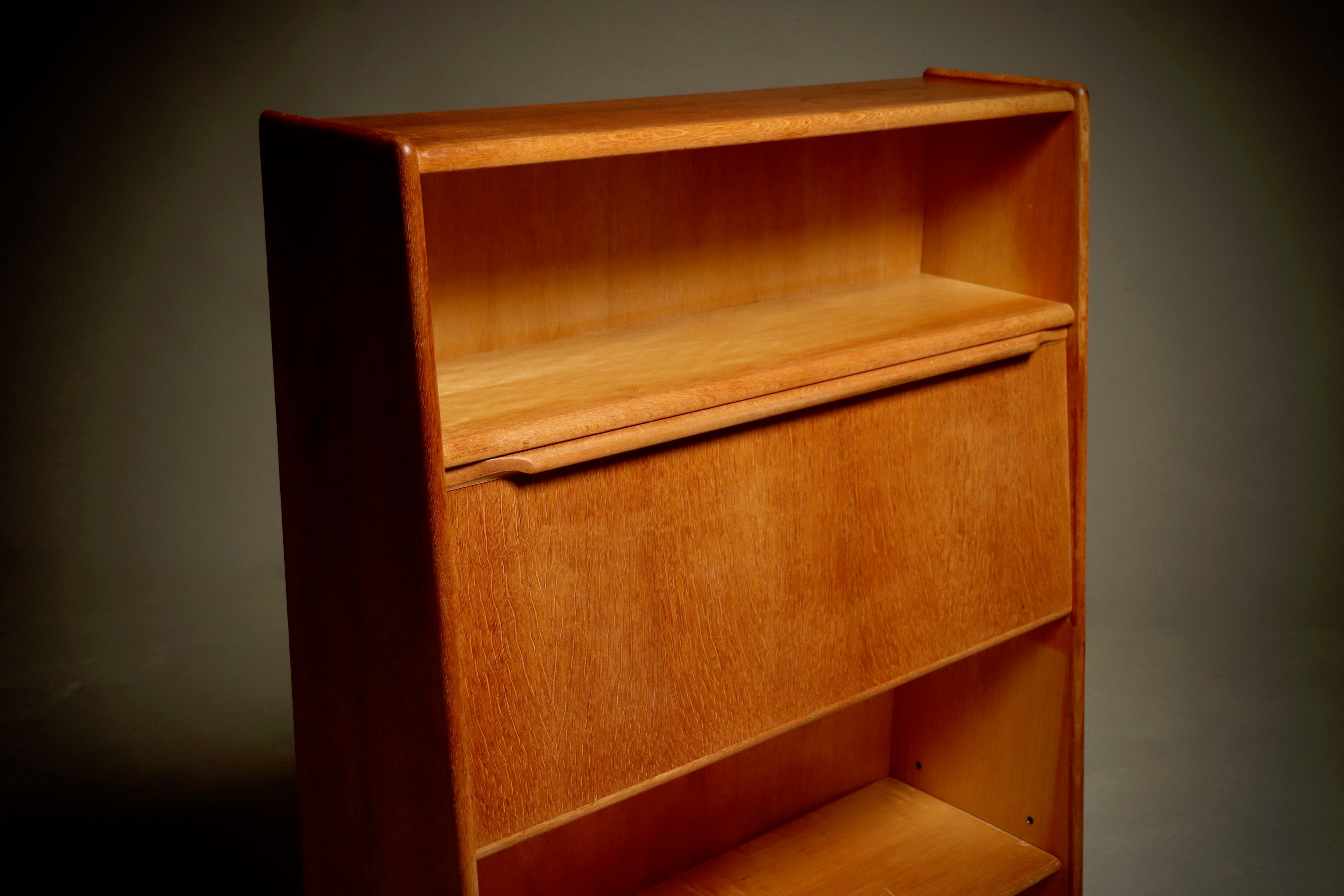 Model_BE04_Oak_Secretary_by_Cees_Braakman_for_Pastoe,_1950s,_Netherlands