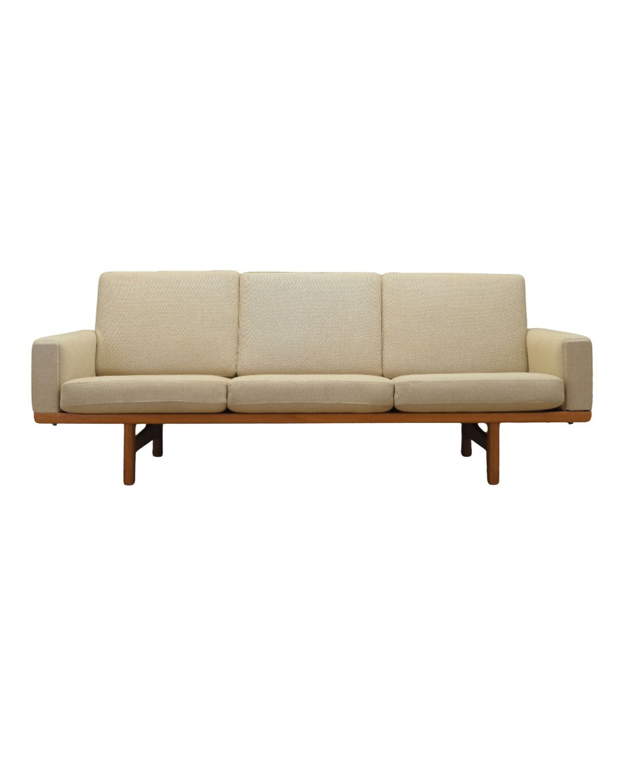 Oak_sofa,_Danish_design,_1960s,_designer:_Hans_J._Wegner
