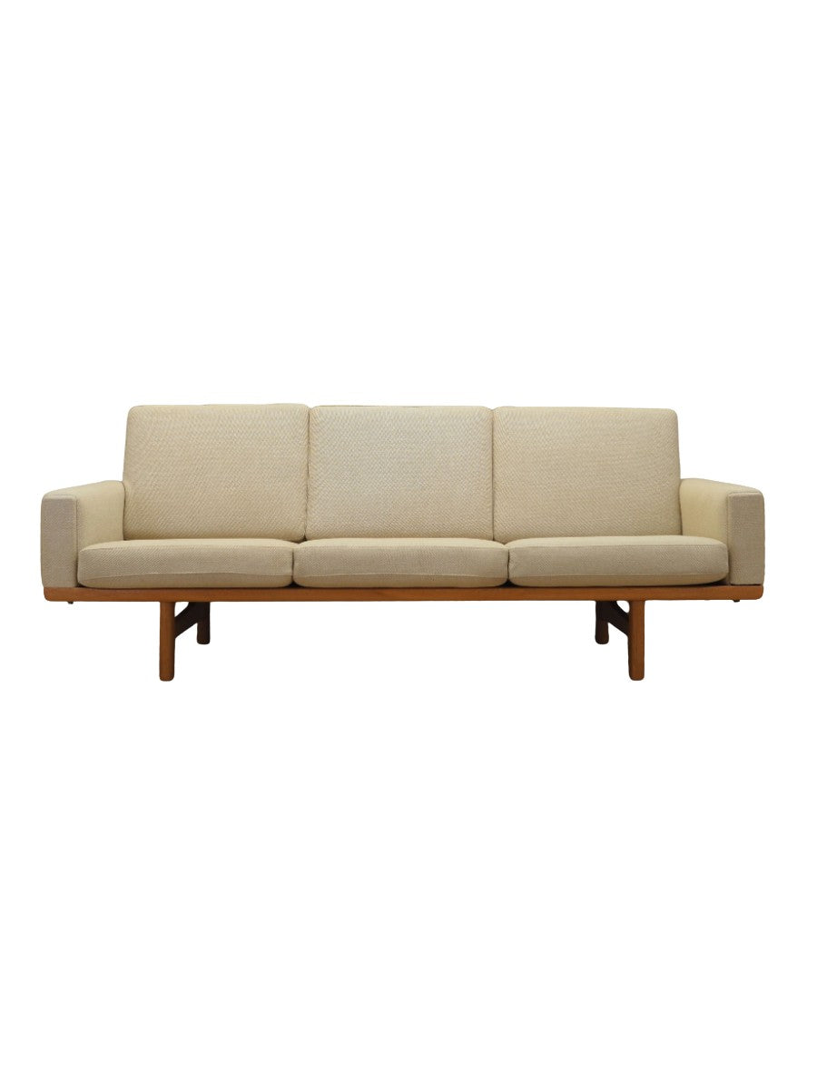 Oak_sofa,_Danish_design,_1960s,_designer:_Hans_J._Wegner