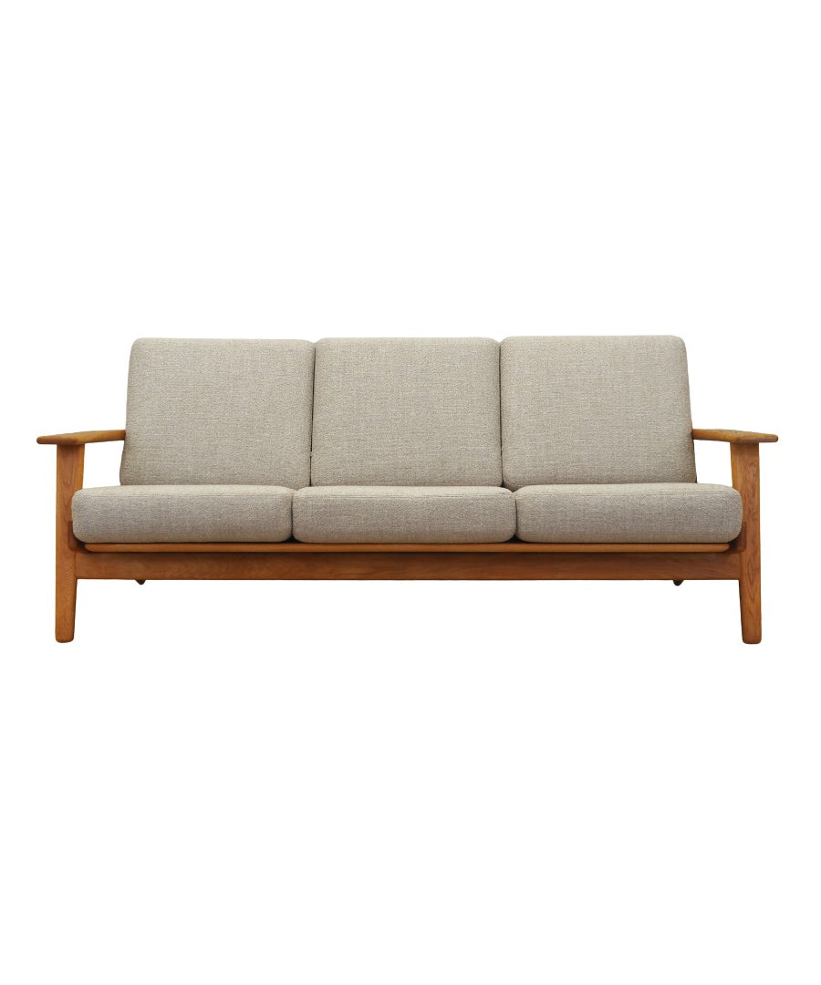 Oak_sofa,_Danish_design,_1960s,_designer:_Hans_J._Wegner,_manufacturer:_Getama