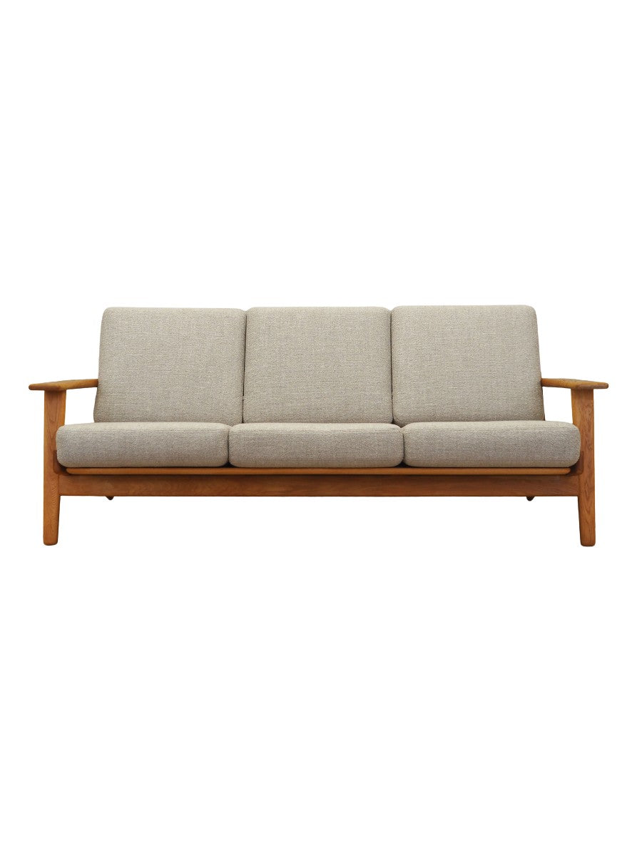 Oak_sofa,_Danish_design,_1960s,_designer:_Hans_J._Wegner,_manufacturer:_Getama