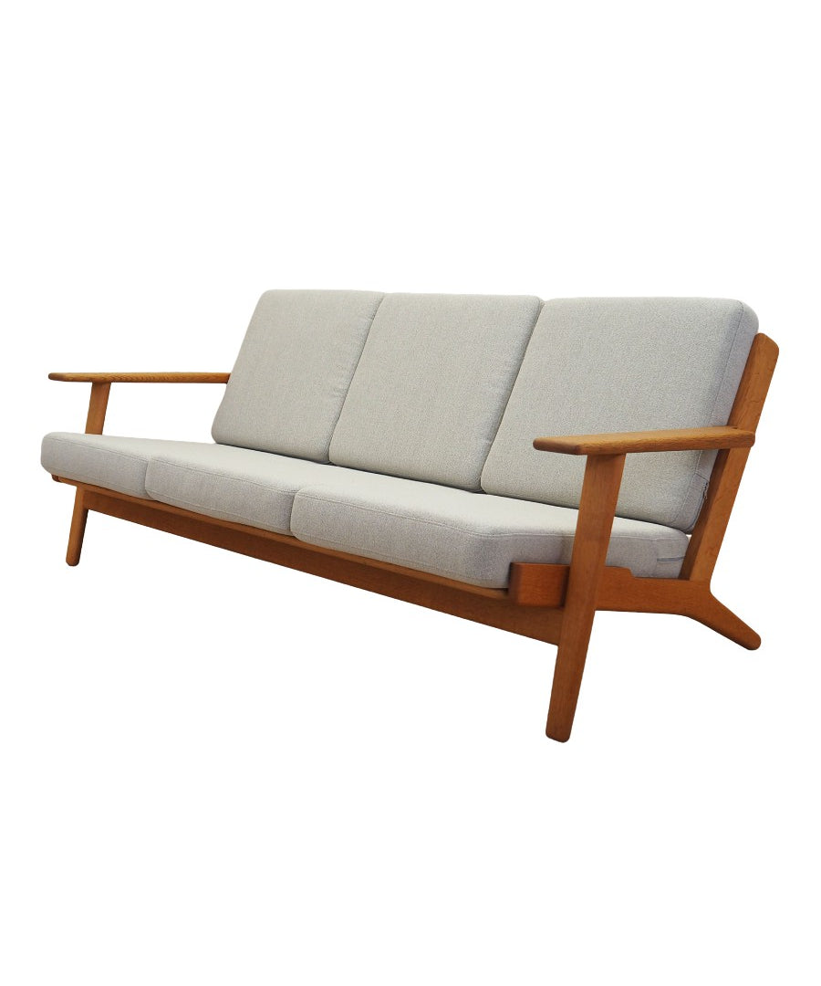 Oak_sofa,_Danish_design,_1960s,_designer:_Hans_J._Wegner,_manufacturer:_Getama