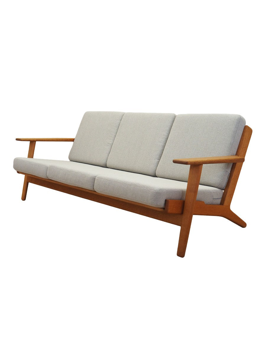 Oak_sofa,_Danish_design,_1960s,_designer:_Hans_J._Wegner,_manufacturer:_Getama