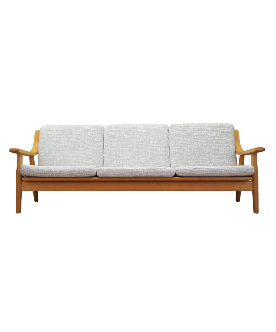 Oak_sofa,_Danish_design,_1960s,_designer:_Hans_J._Wegner,_manufacturer:_Getama
