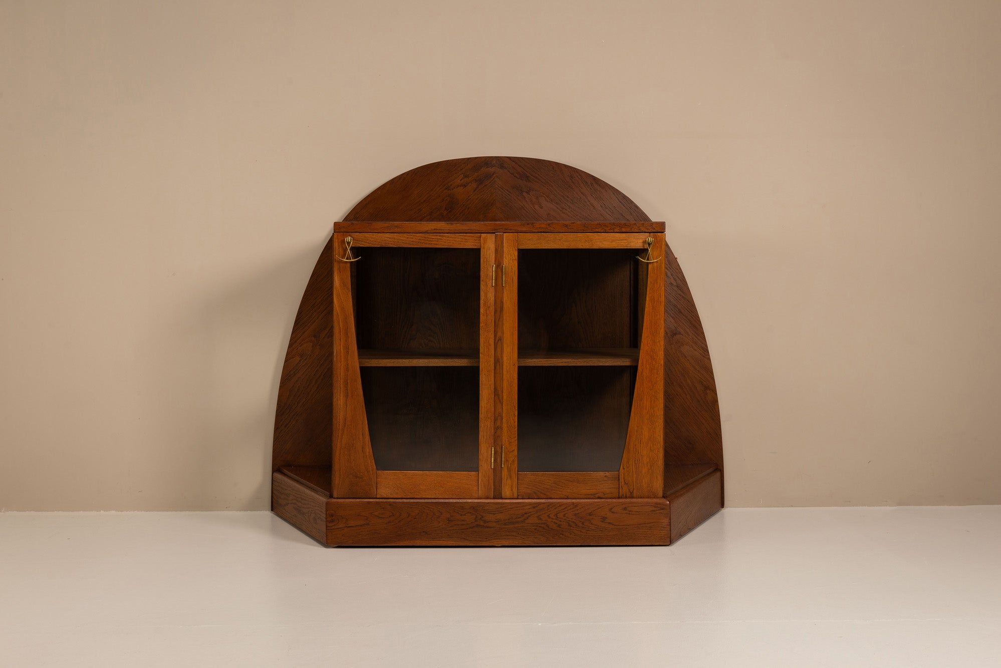 Oak_Tea_Cabinet_by_Paul_Bromberg,_1918,_Netherlands
