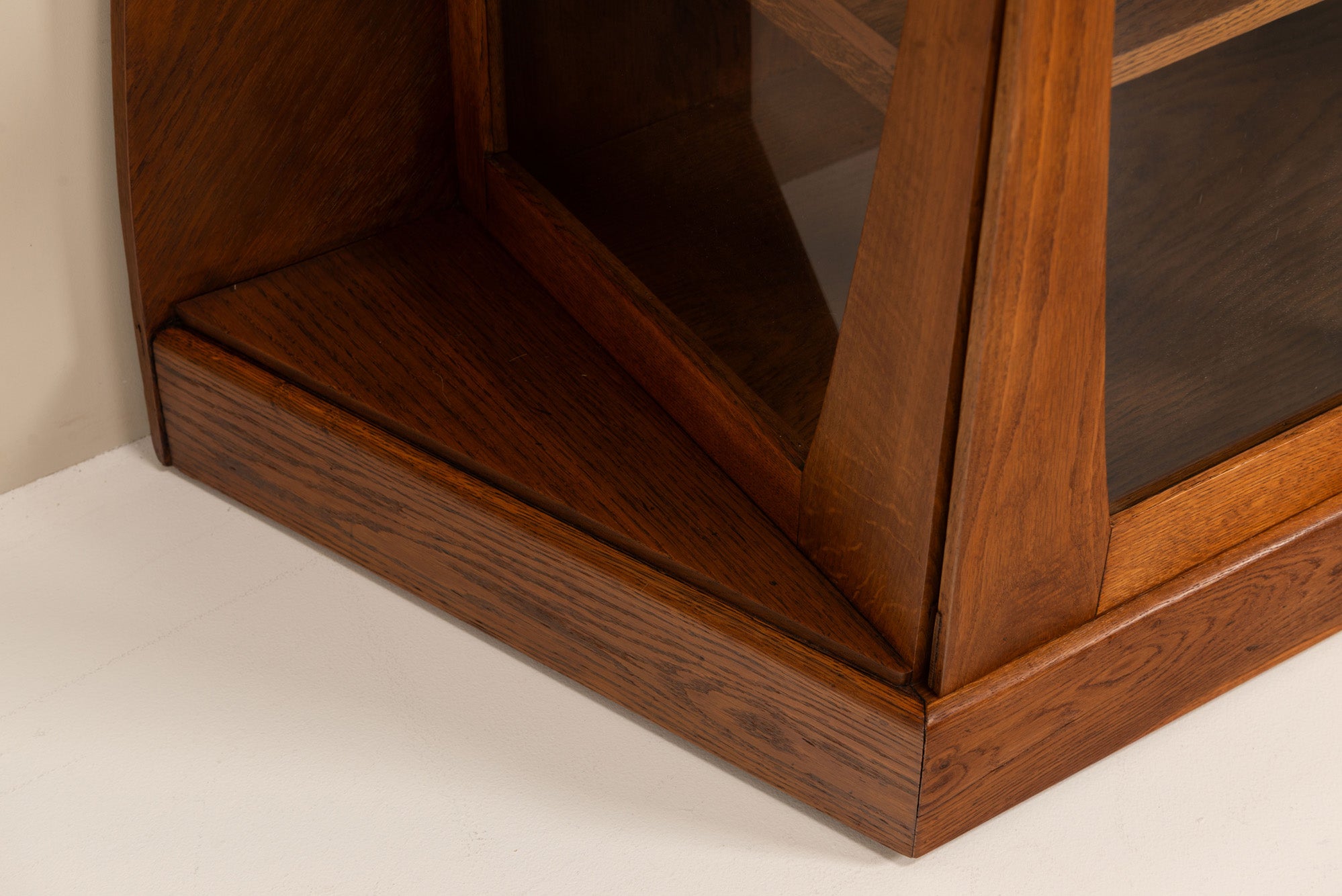 Oak_Tea_Cabinet_by_Paul_Bromberg,_1918,_Netherlands