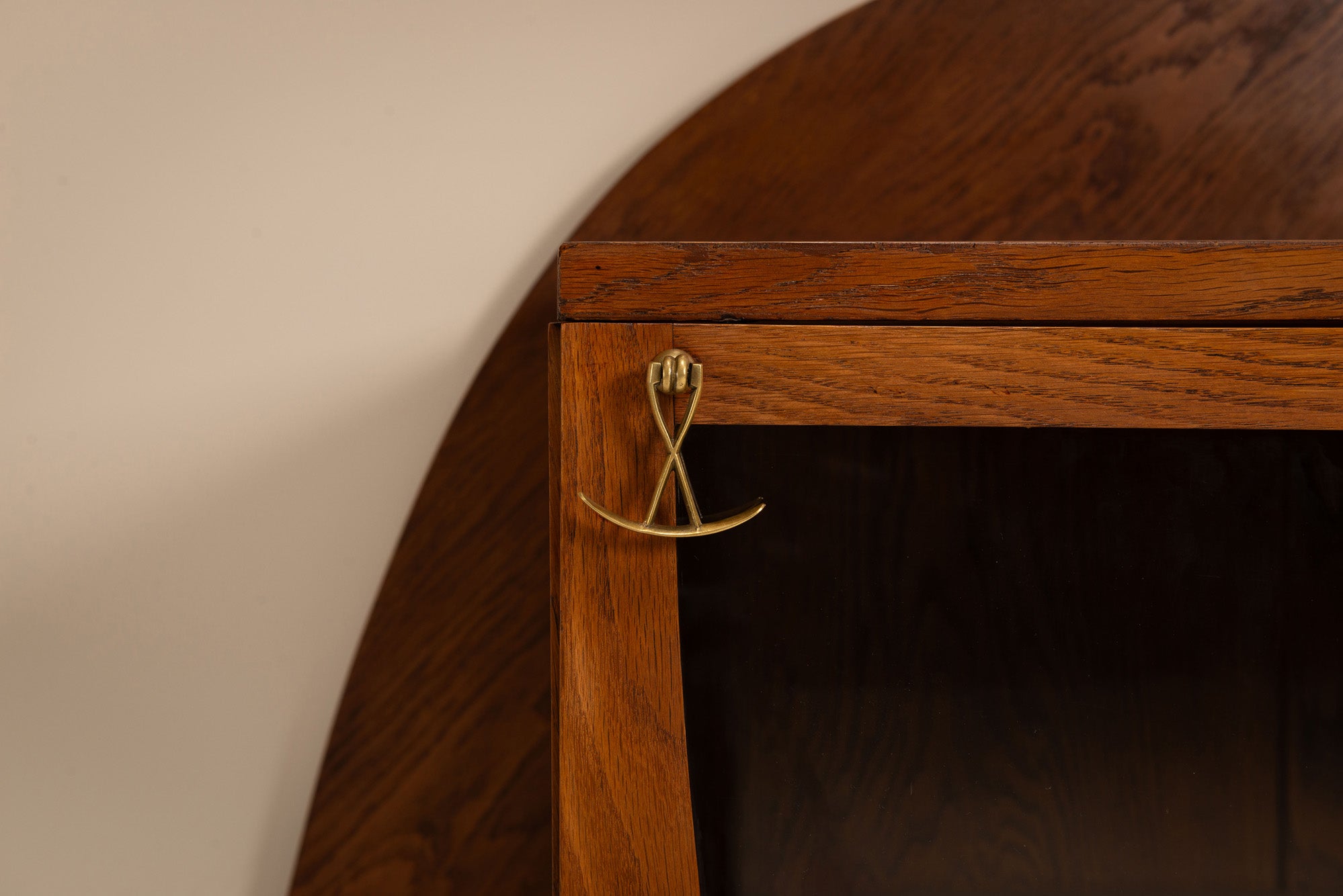 Oak_Tea_Cabinet_by_Paul_Bromberg,_1918,_Netherlands