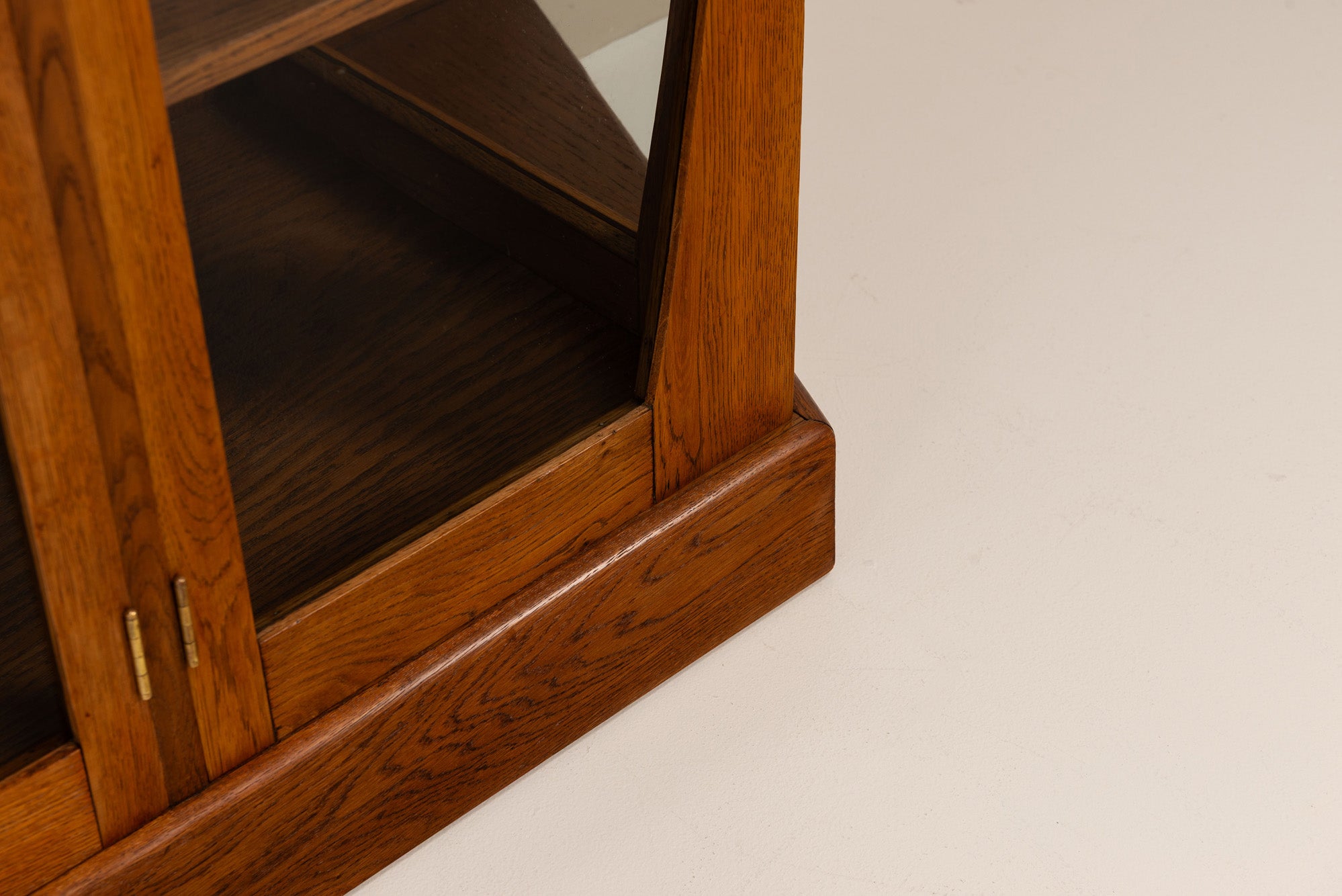 Oak_Tea_Cabinet_by_Paul_Bromberg,_1918,_Netherlands