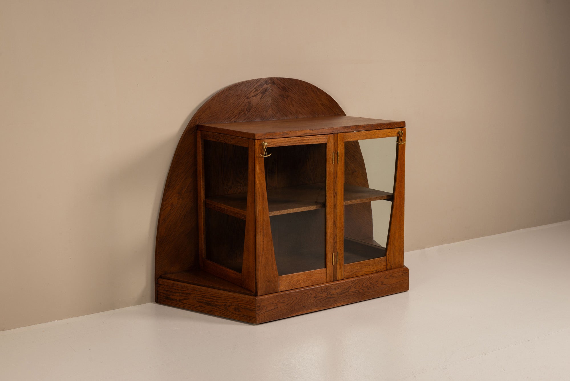 Oak_Tea_Cabinet_by_Paul_Bromberg,_1918,_Netherlands