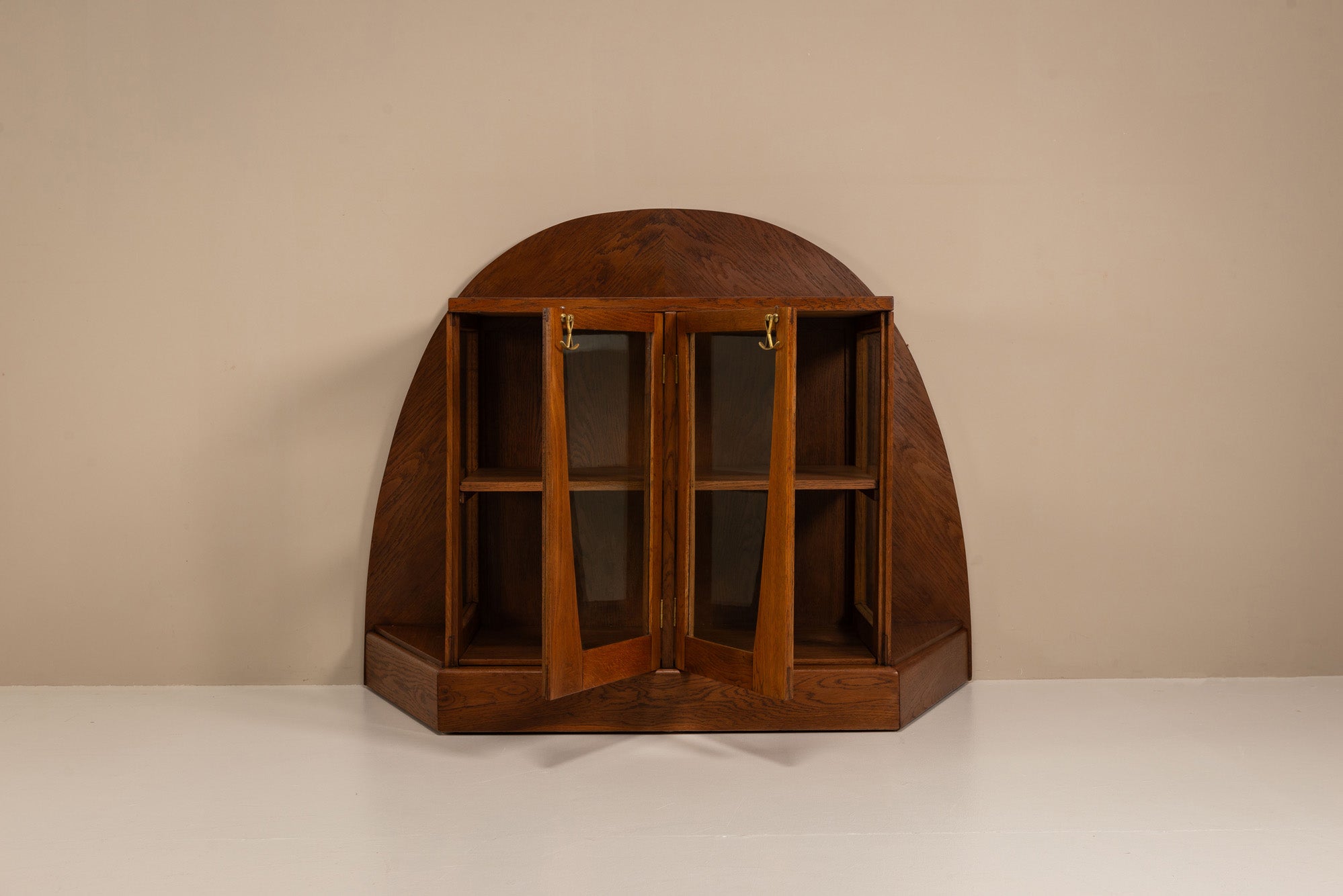 Oak_Tea_Cabinet_by_Paul_Bromberg,_1918,_Netherlands