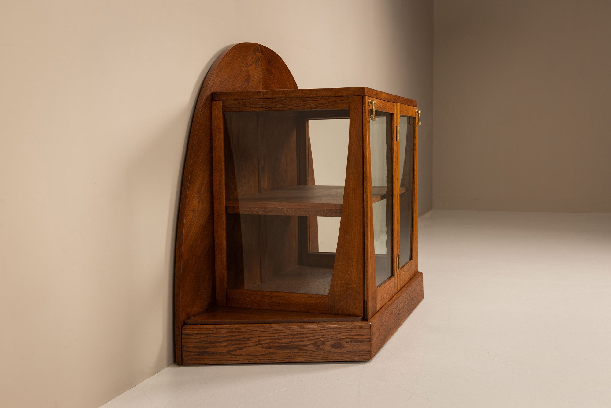 Oak_Tea_Cabinet_by_Paul_Bromberg,_1918,_Netherlands