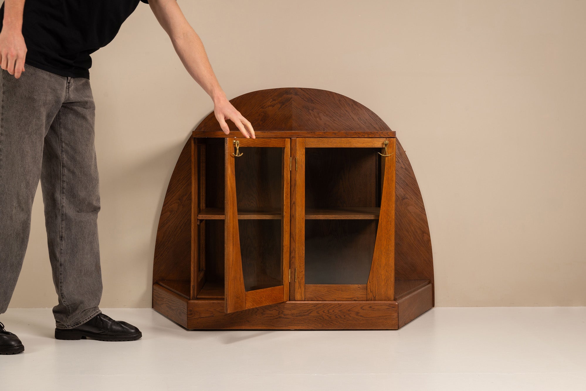 Oak_Tea_Cabinet_by_Paul_Bromberg,_1918,_Netherlands