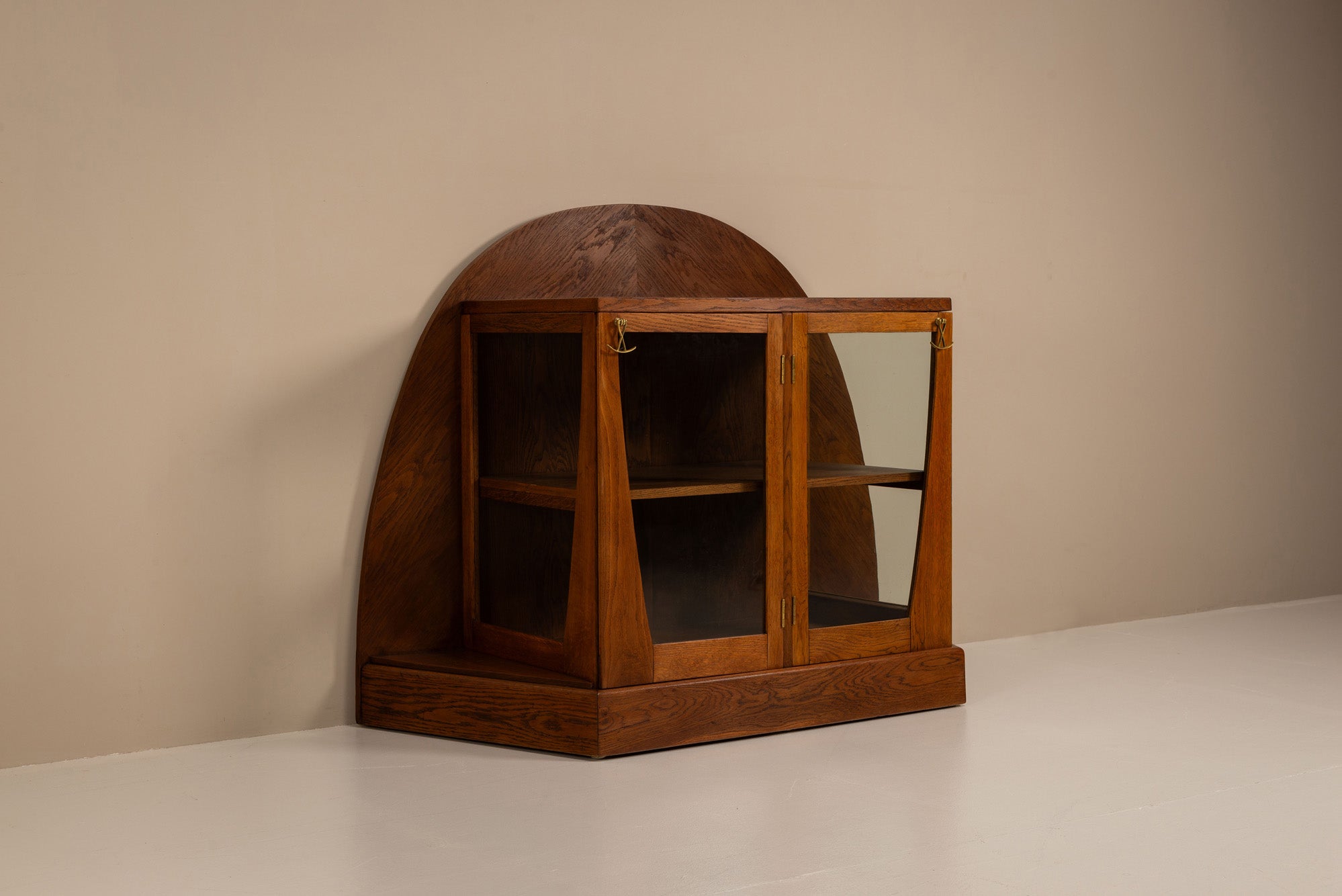 Oak_Tea_Cabinet_by_Paul_Bromberg,_1918,_Netherlands