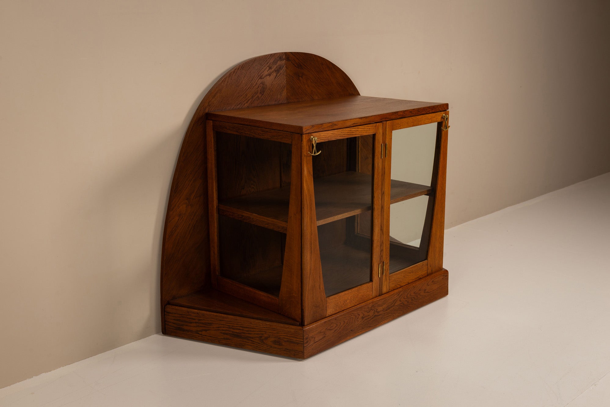 Oak_Tea_Cabinet_by_Paul_Bromberg,_1918,_Netherlands