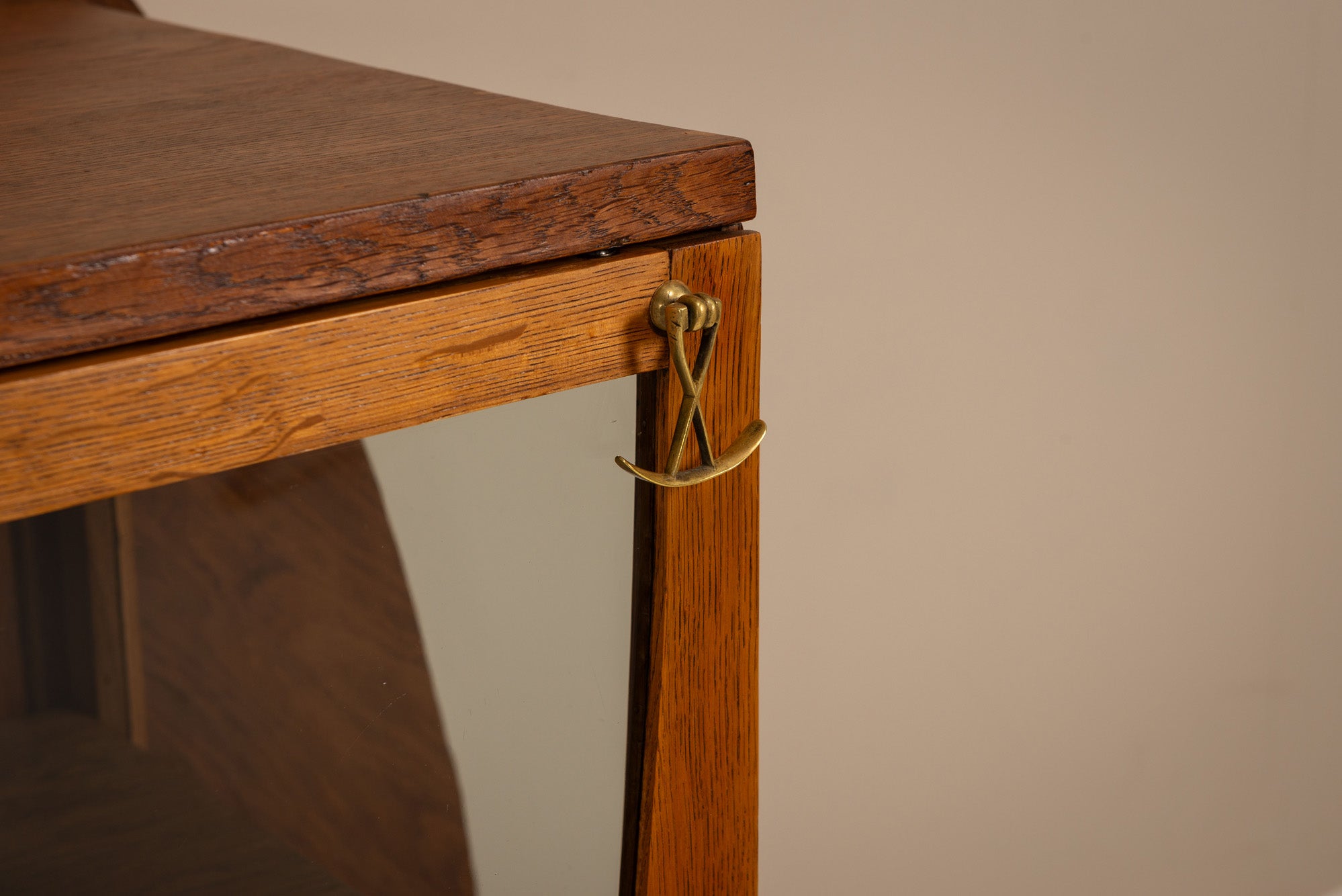 Oak_Tea_Cabinet_by_Paul_Bromberg,_1918,_Netherlands