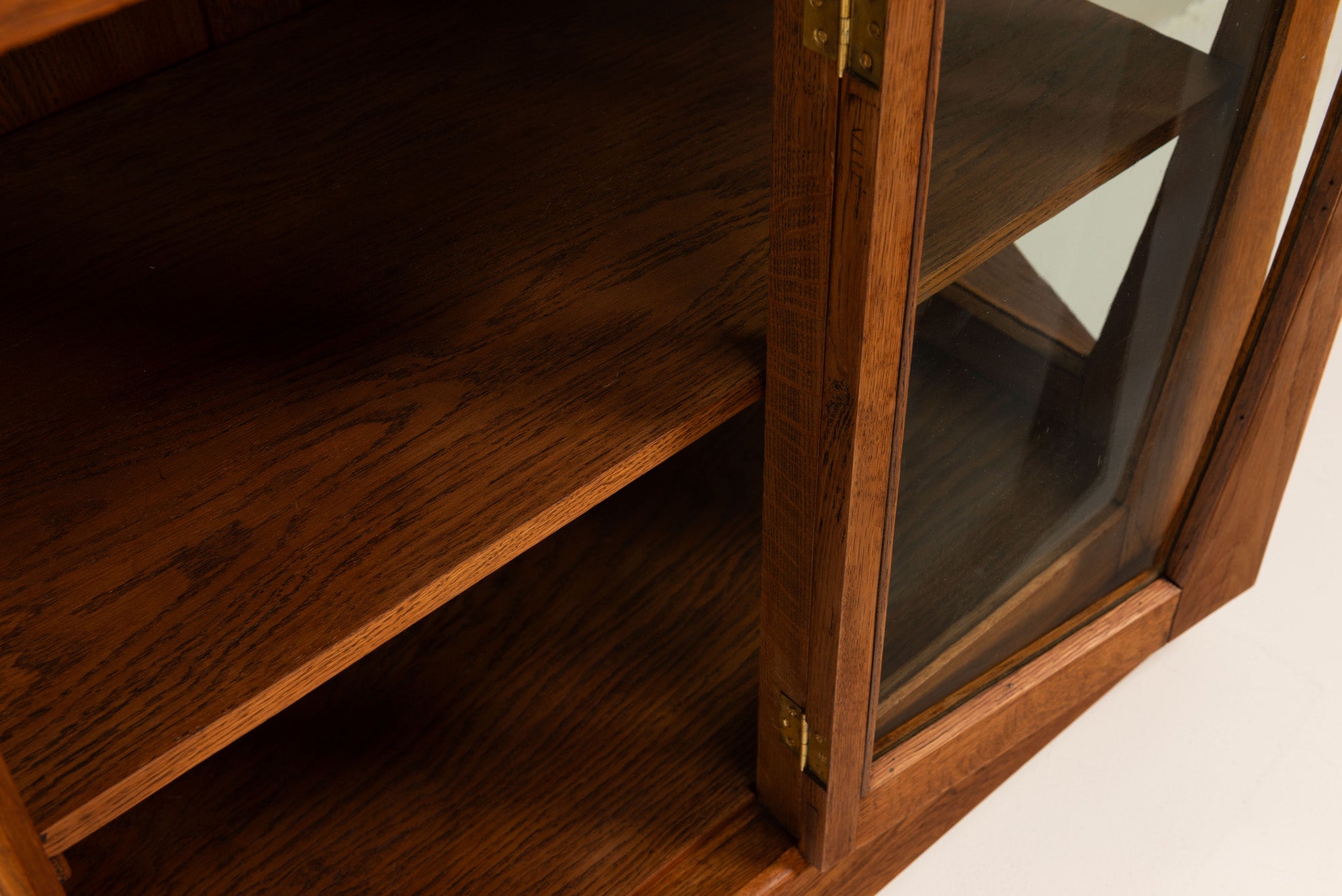 Oak_Tea_Cabinet_by_Paul_Bromberg,_1918,_Netherlands