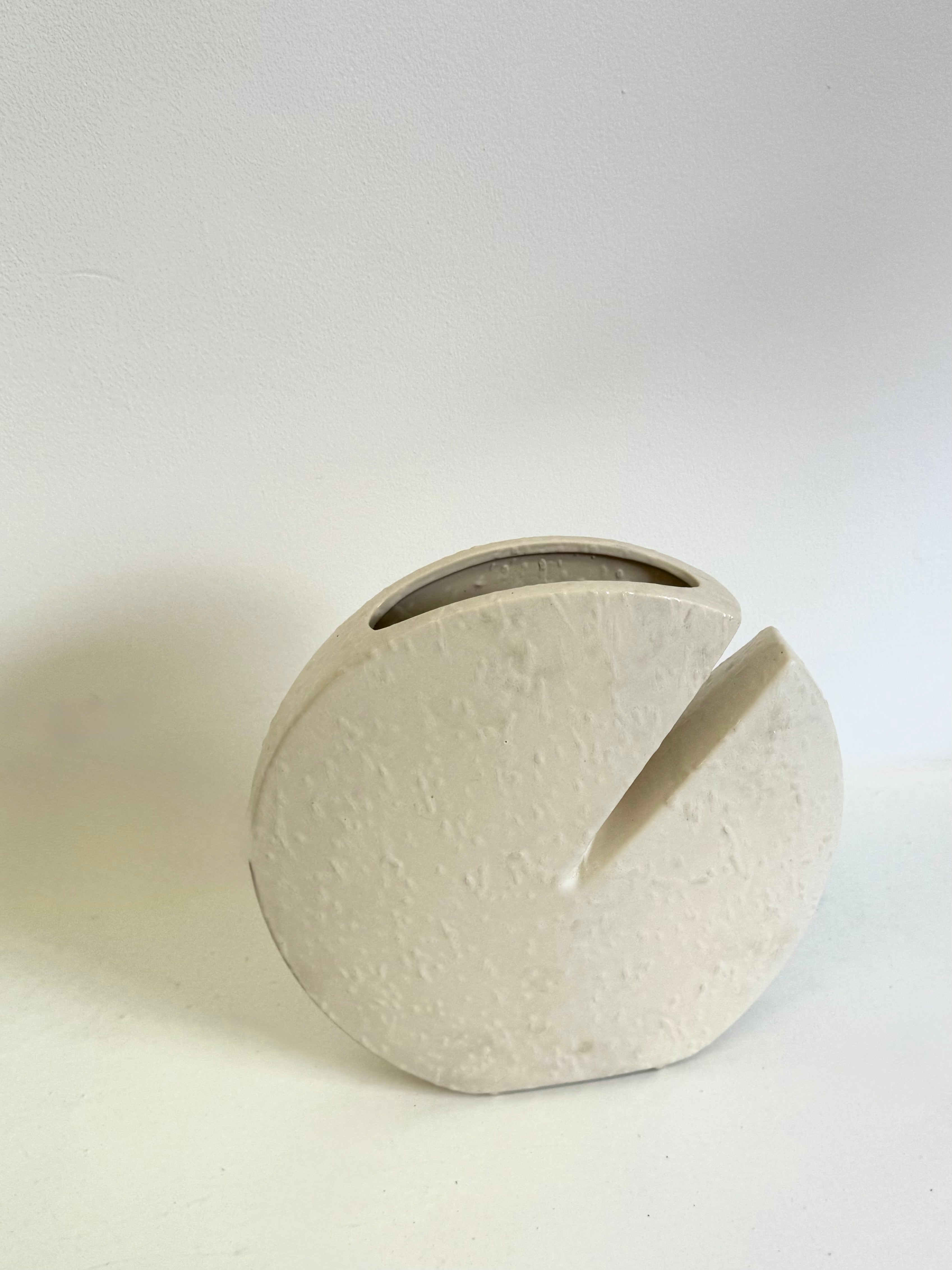 1972_Off-White_Lenticular_Ceramic_Vase_by_Nereo_Boaretto,_Italy