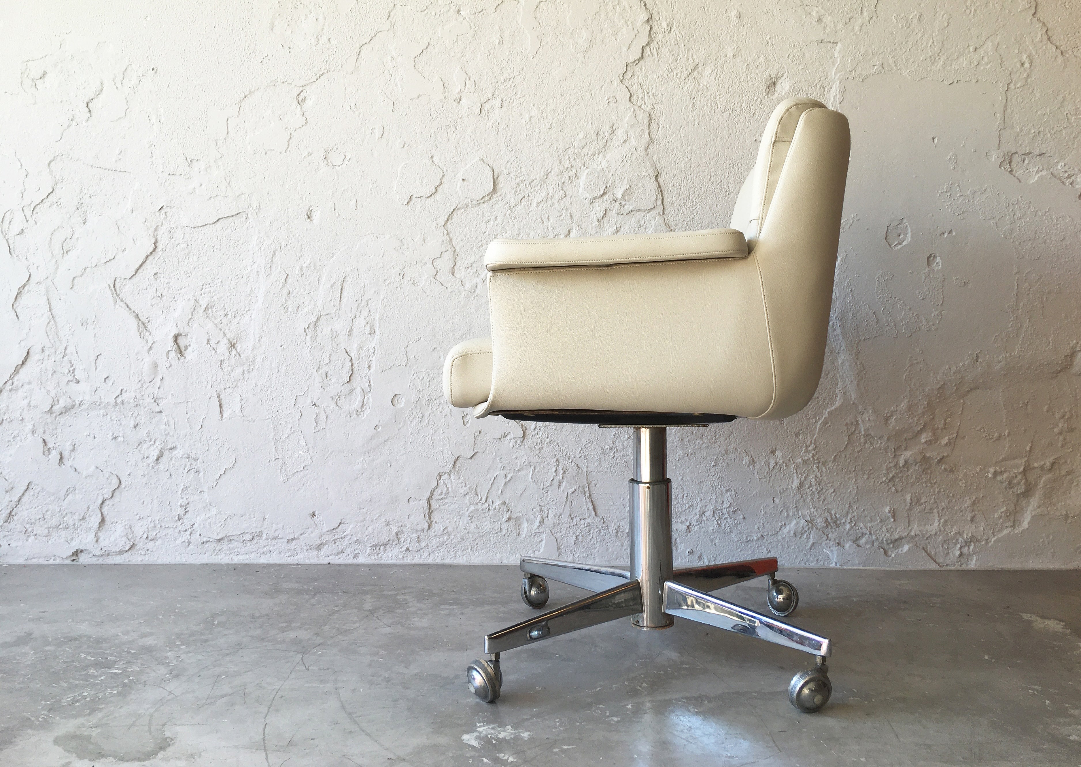 Office_Armchair_in_White_Faux_Leather_and_Chrome,_1970s
