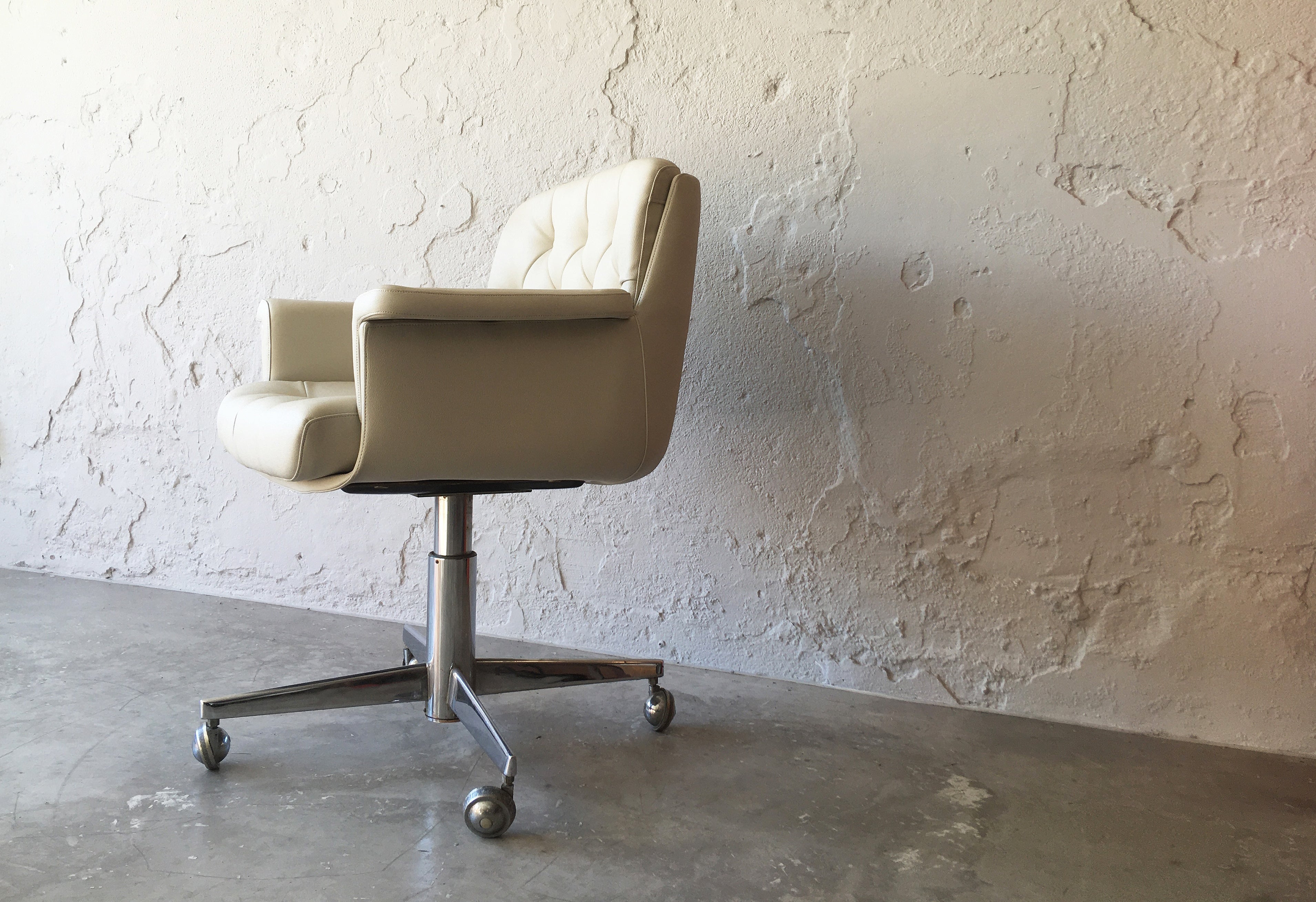 Office_Armchair_in_White_Faux_Leather_and_Chrome,_1970s