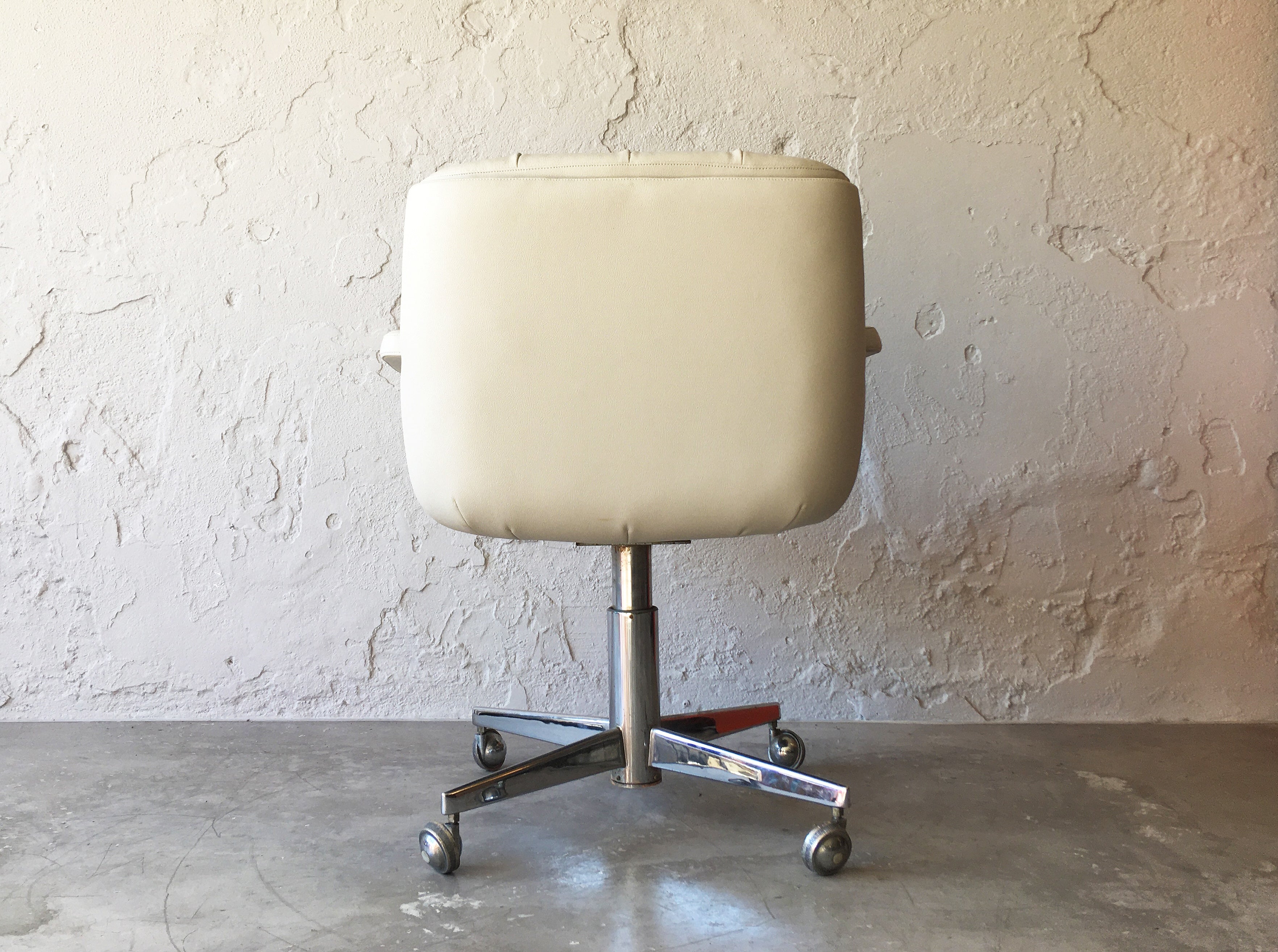 Office_Armchair_in_White_Faux_Leather_and_Chrome,_1970s