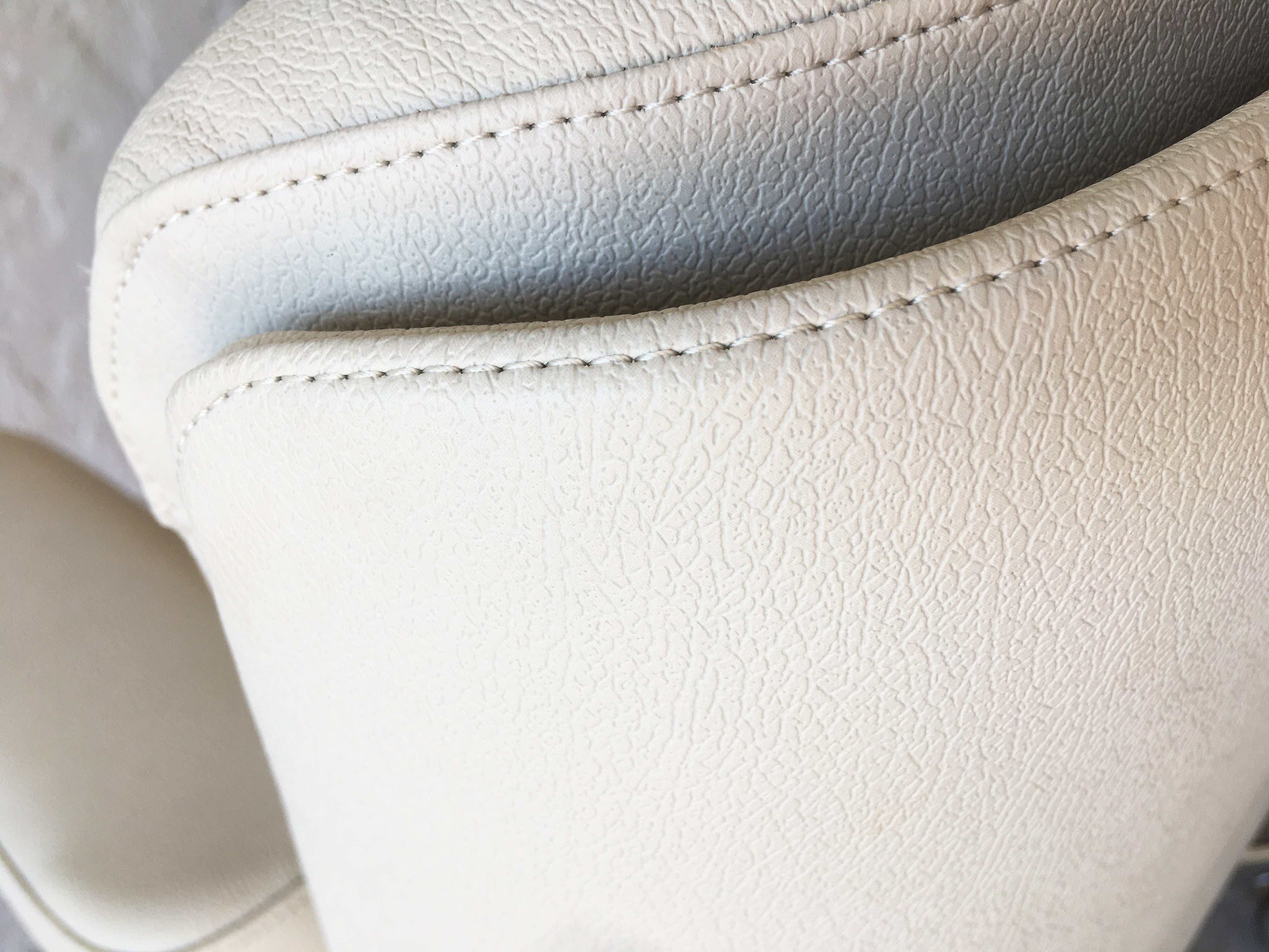 Office_Armchair_in_White_Faux_Leather_and_Chrome,_1970s