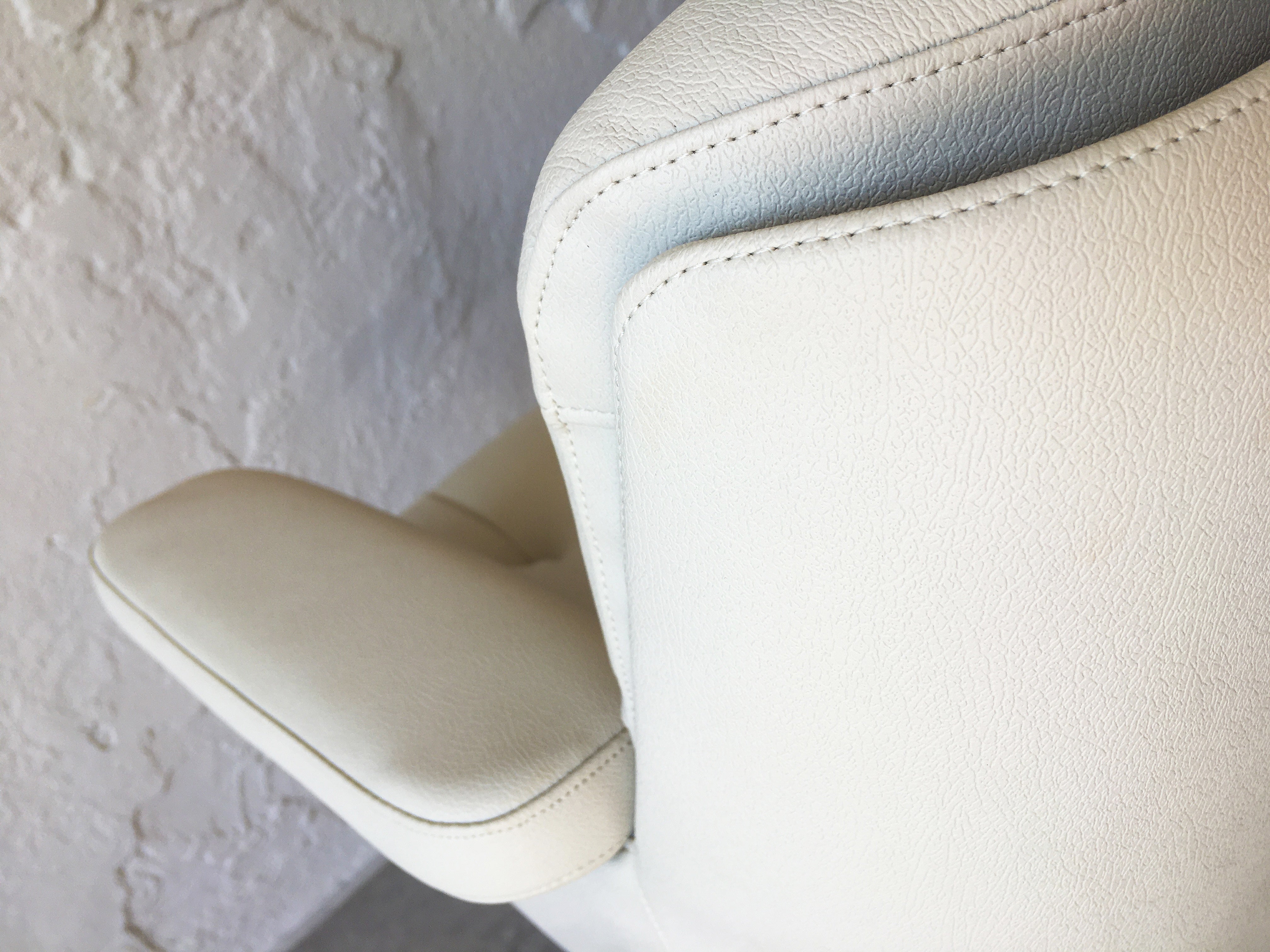 Office_Armchair_in_White_Faux_Leather_and_Chrome,_1970s