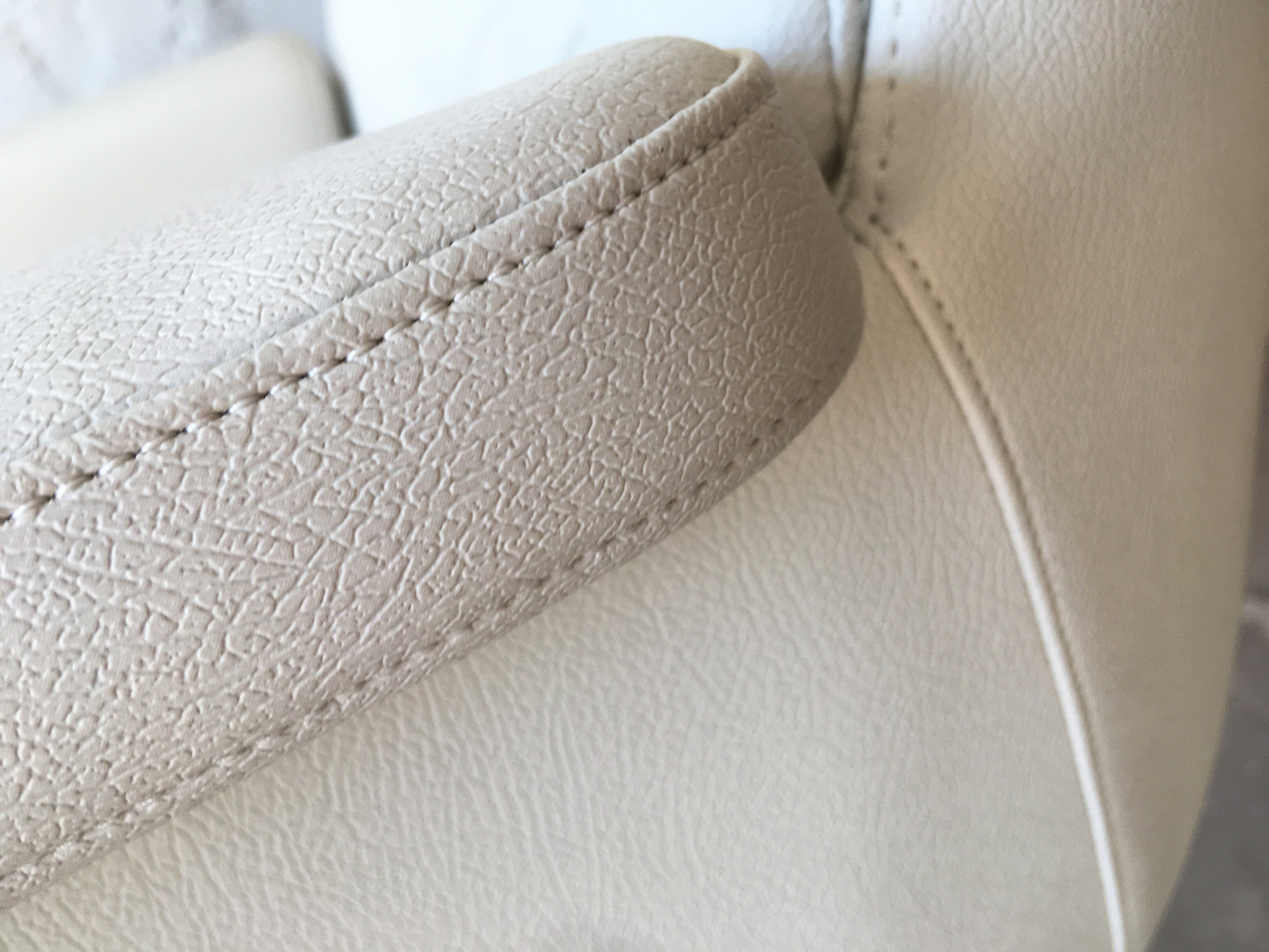 Office_Armchair_in_White_Faux_Leather_and_Chrome,_1970s