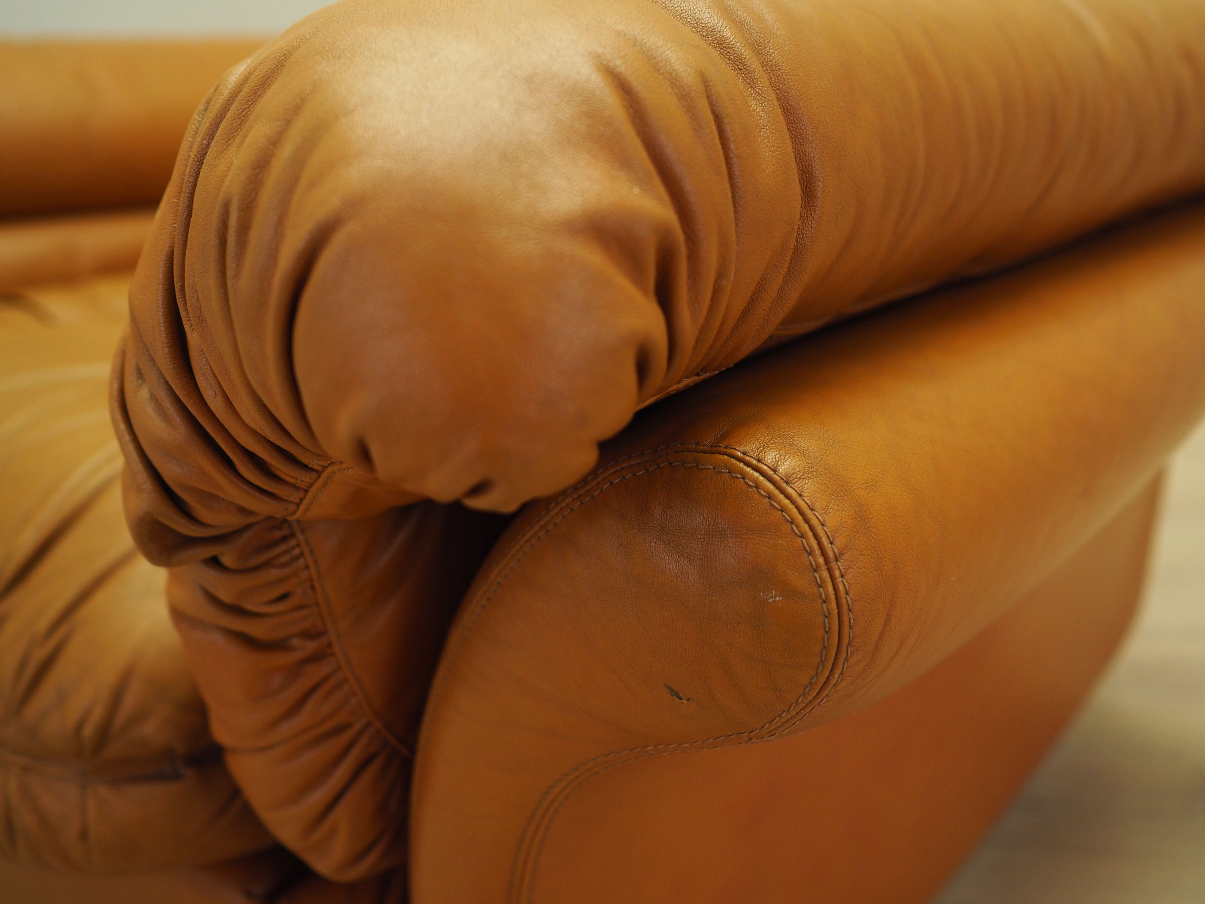 Orange_Armchair,_Natural_Leather,_Space_Age_Design,_1960s,_Italy