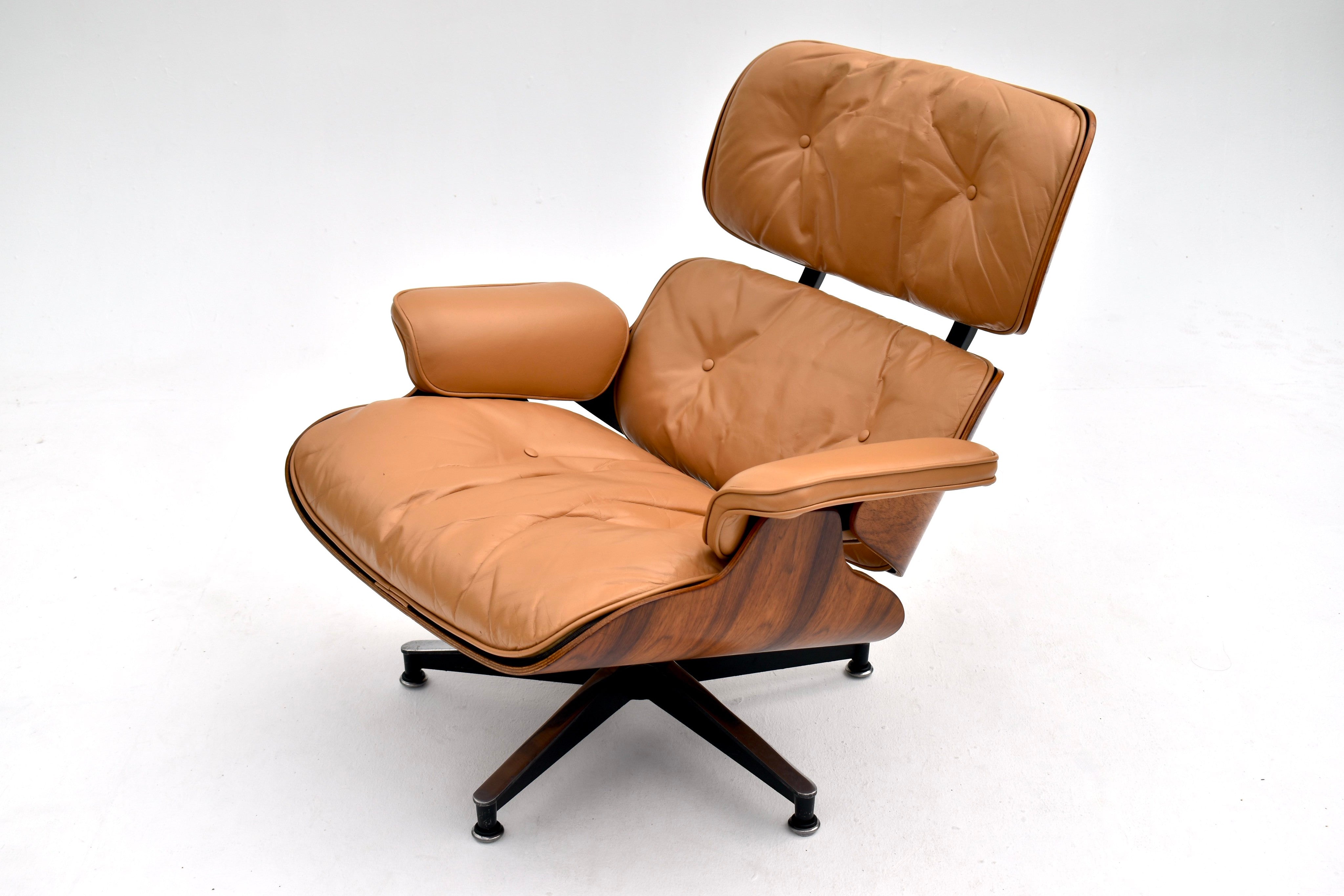 Eames_Lounge_Chair_and_Ottoman_by_Charles_&_Ray_Eames_for_Herman_Miller,_Rosewood_&_Butterscotch_Leather,_1960s