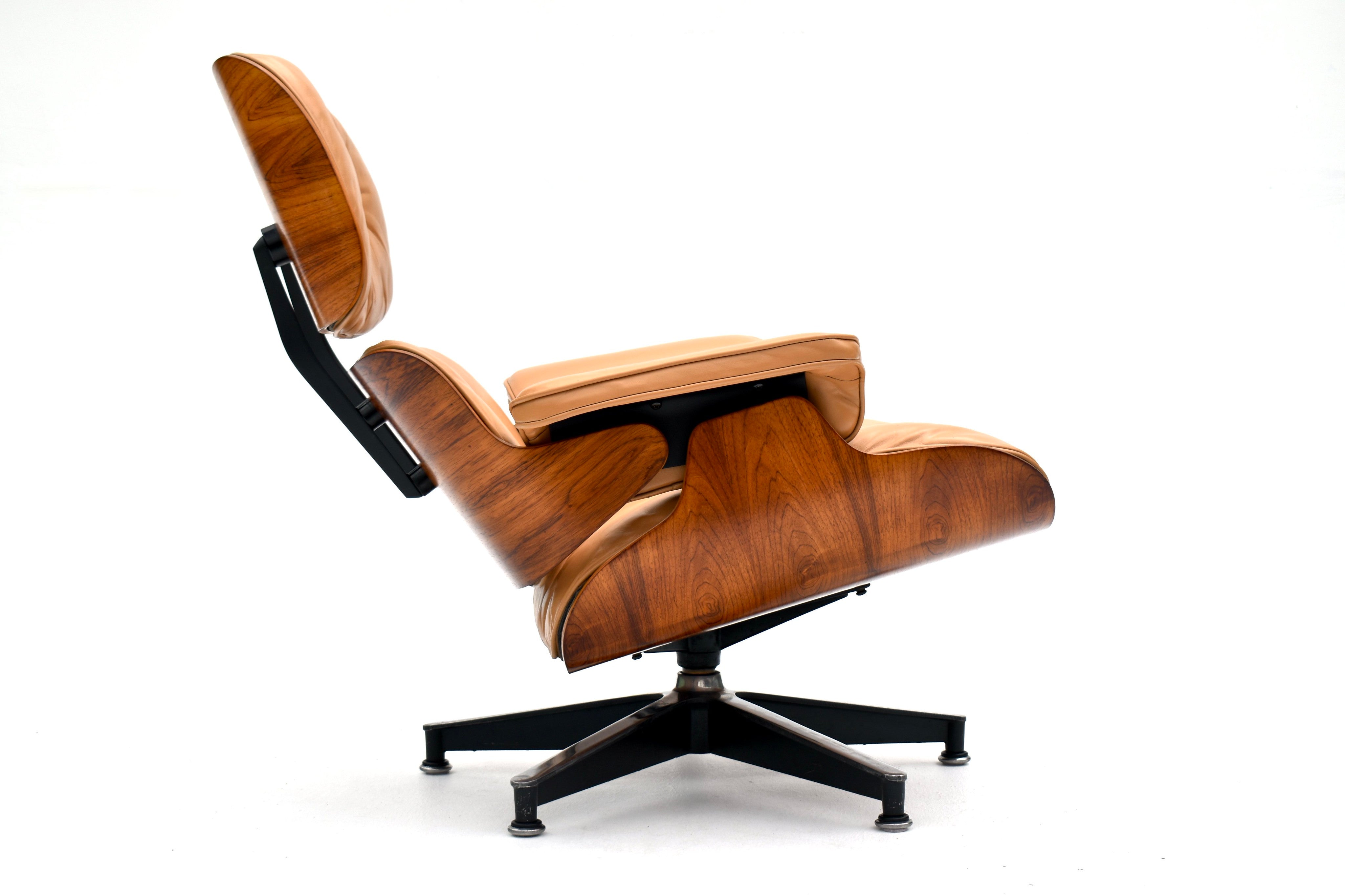 Eames_Lounge_Chair_and_Ottoman_by_Charles_&_Ray_Eames_for_Herman_Miller,_Rosewood_&_Butterscotch_Leather,_1960s