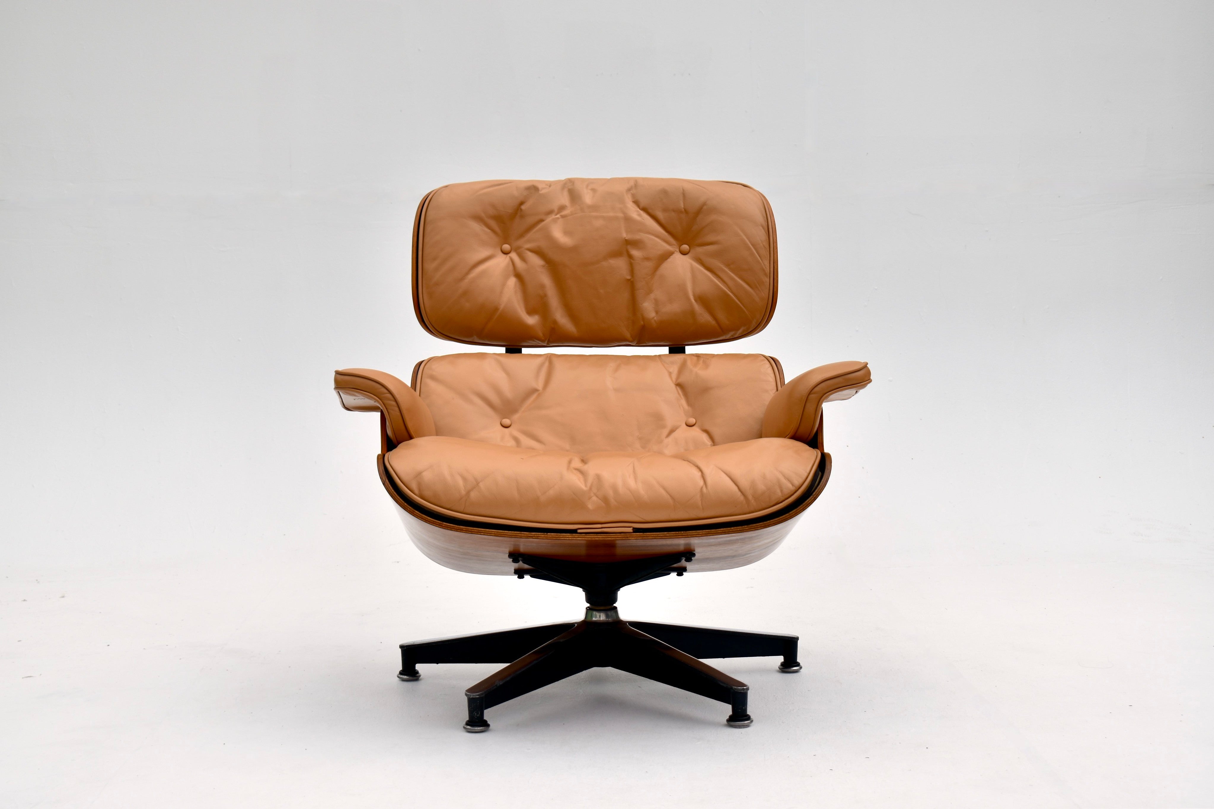 Eames_Lounge_Chair_and_Ottoman_by_Charles_&_Ray_Eames_for_Herman_Miller,_Rosewood_&_Butterscotch_Leather,_1960s