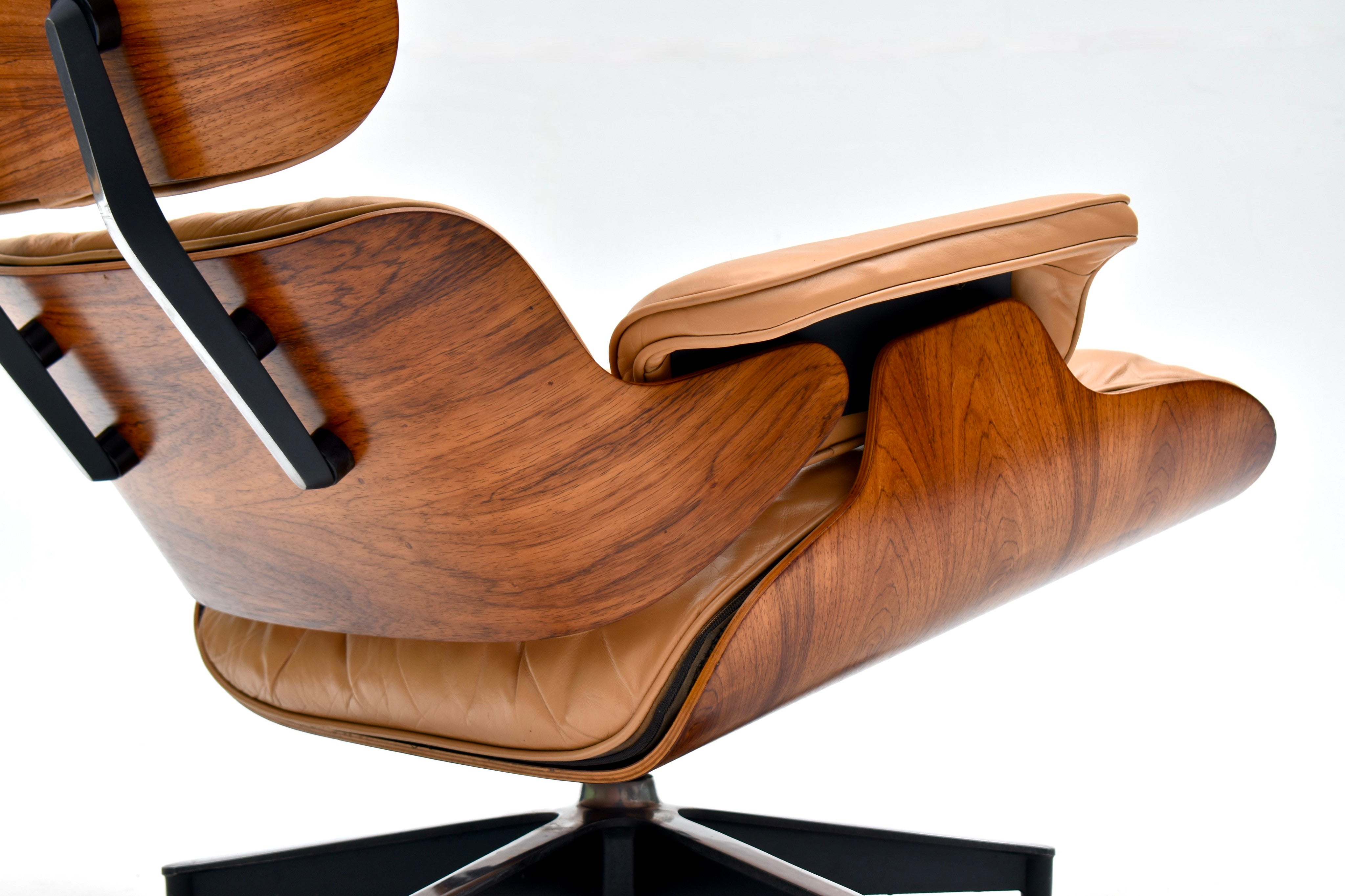 Eames_Lounge_Chair_and_Ottoman_by_Charles_&_Ray_Eames_for_Herman_Miller,_Rosewood_&_Butterscotch_Leather,_1960s