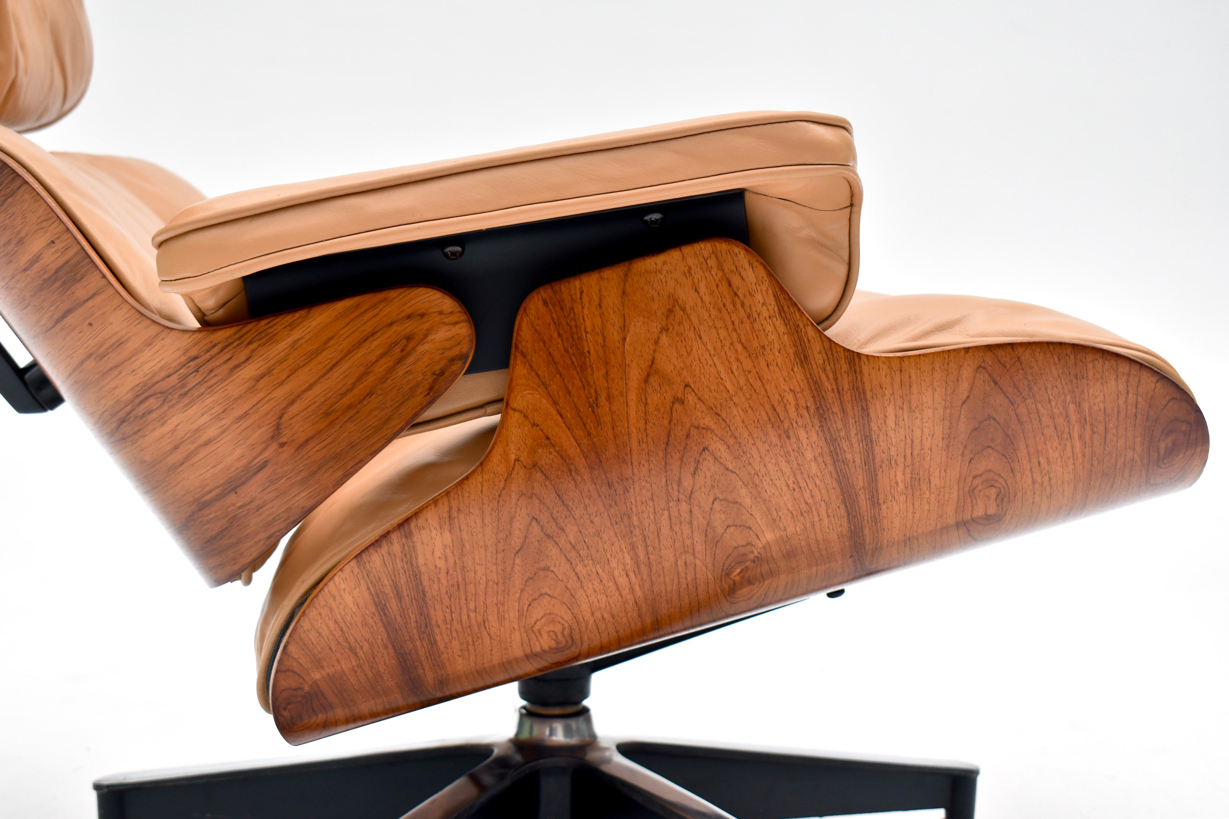 Eames_Lounge_Chair_and_Ottoman_by_Charles_&_Ray_Eames_for_Herman_Miller,_Rosewood_&_Butterscotch_Leather,_1960s