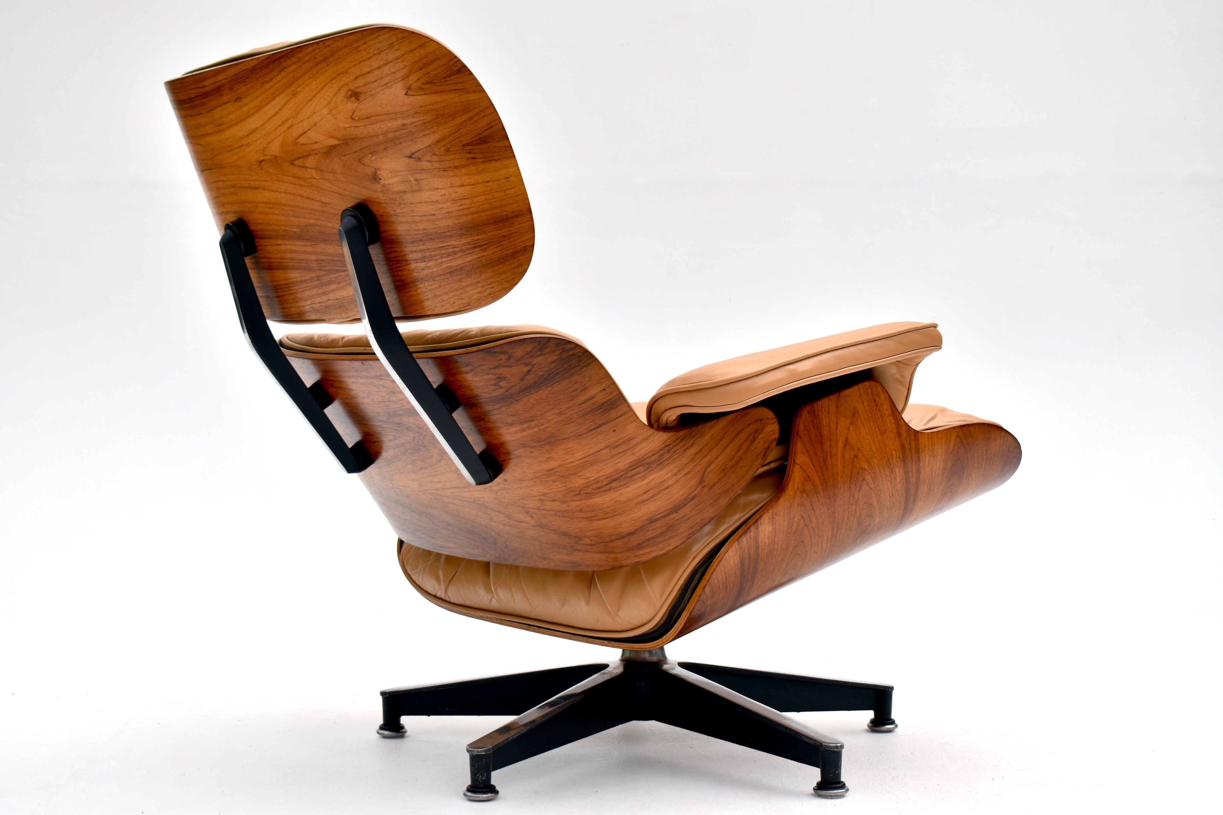 Eames_Lounge_Chair_and_Ottoman_by_Charles_&_Ray_Eames_for_Herman_Miller,_Rosewood_&_Butterscotch_Leather,_1960s