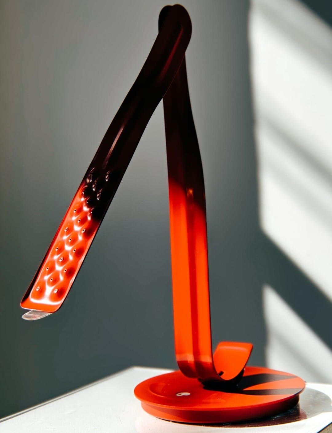 Yves_Béhar_Leaf_LED_Table_Lamp_for_Herman_Miller,_2007