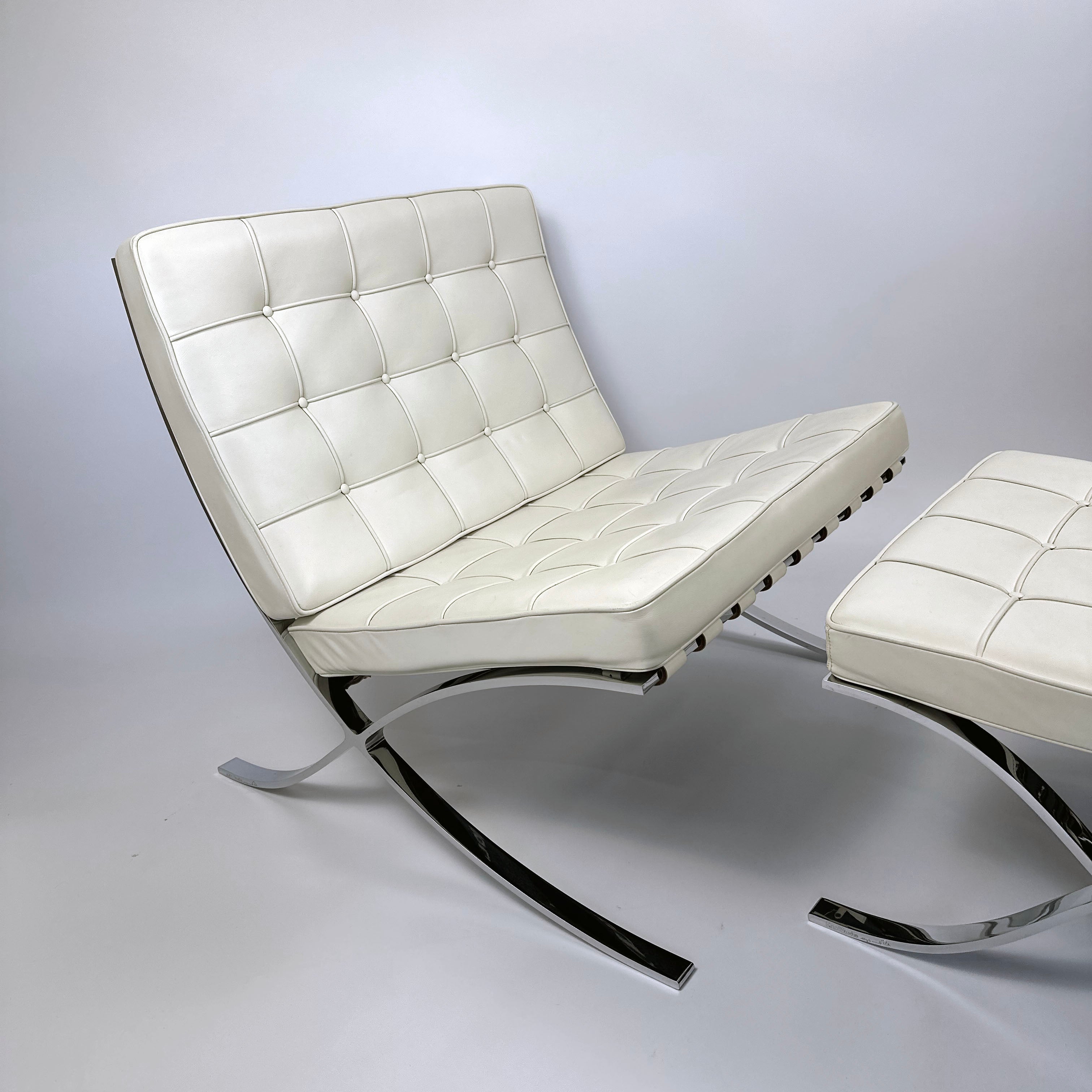 Set_of_Barcelona_Chair_and_Ottoman_by_Ludwig_Mies_van_der_Rohe_for_Knoll,_1929_Design,_Recent_Edition,_Germany